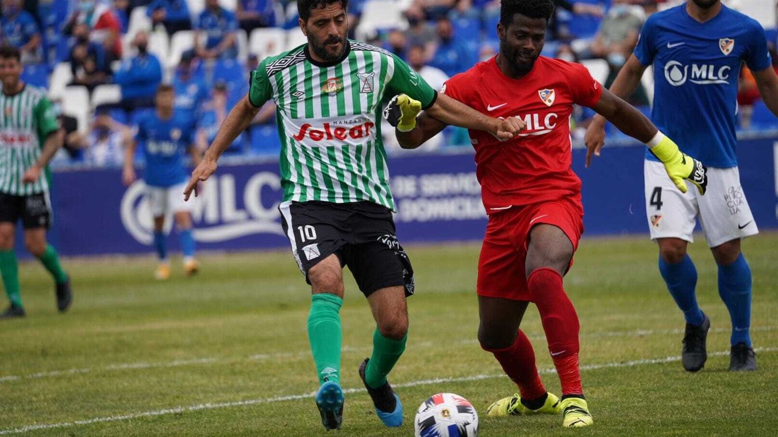 Dani Güiza presiona al meta del Linares Razak.