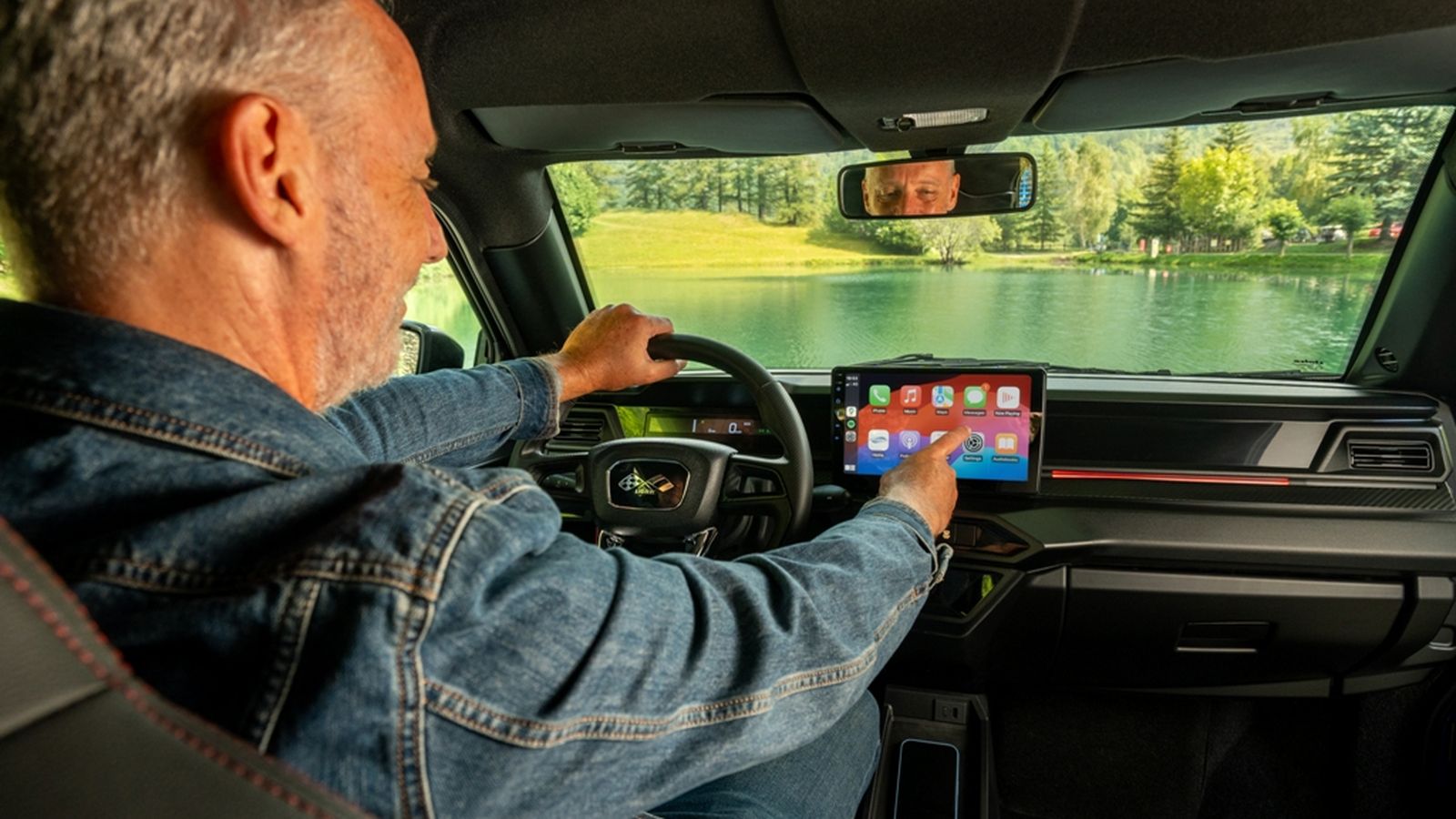 Entre el equipamiento más destacado del JS50 está la pantalla de 10" que permite replicar el teléfono móvil.