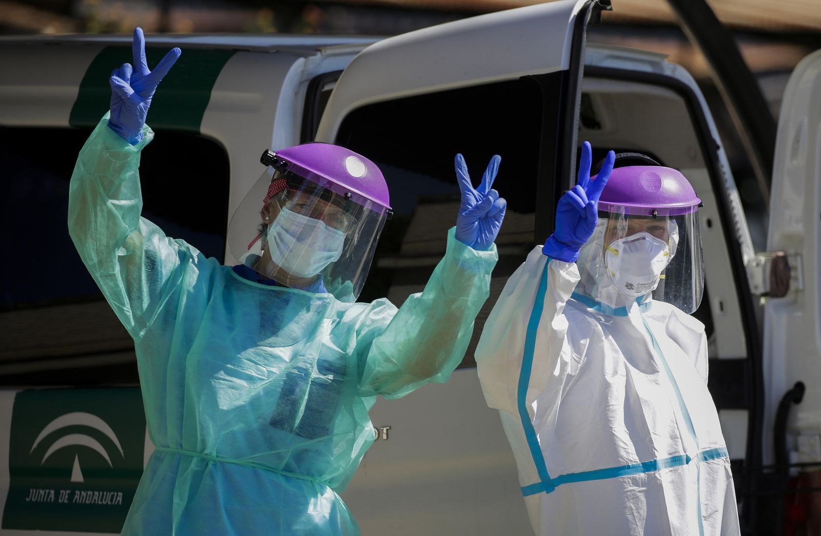 Personal sanitario andaluz, feliz tras el transporte de vacunas a los centros de vacunación.