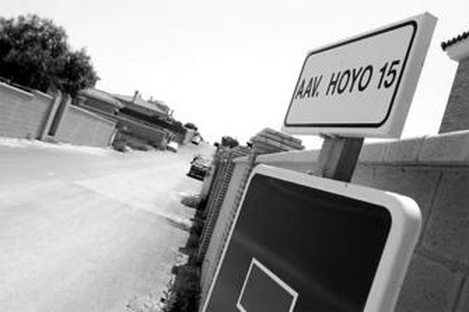 Una de las calles del diseminado ilegal de Hoyo 15, a espaldas del campo de golf.