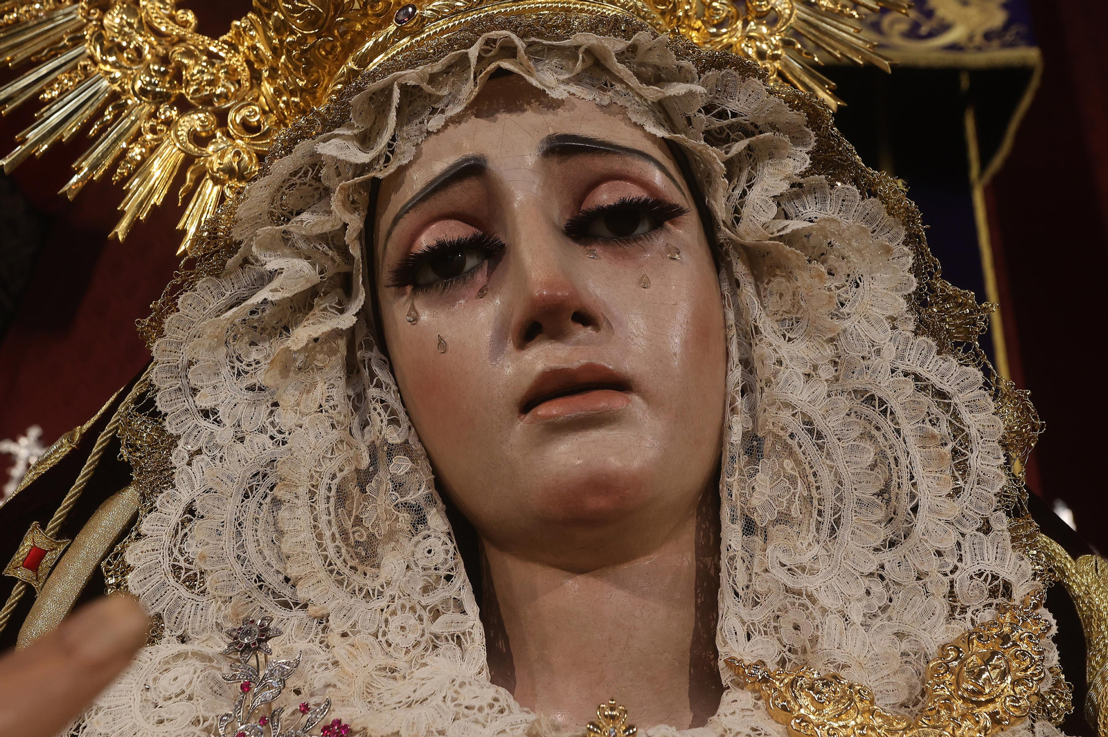 Las impresionantes imágenes de la Virgen de la Victoria en su besamanos