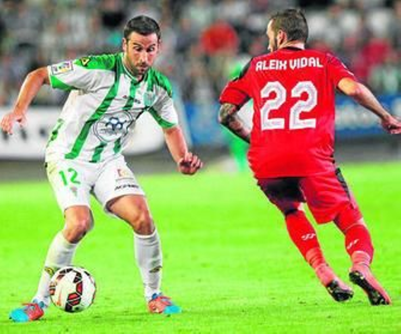 Íñigo López controla el balón ante la presión de Aleix Vidal. Íñigo López controla el balón ante la presión de Aleix Vidal.