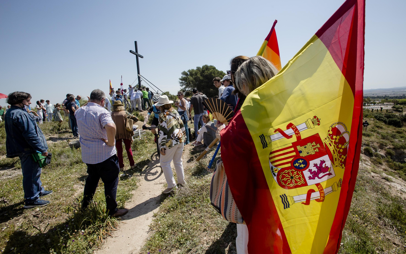 Imágenes del izado de la gran cruz de hierro del Camino de Santiago en la sierra de San Cristóbal