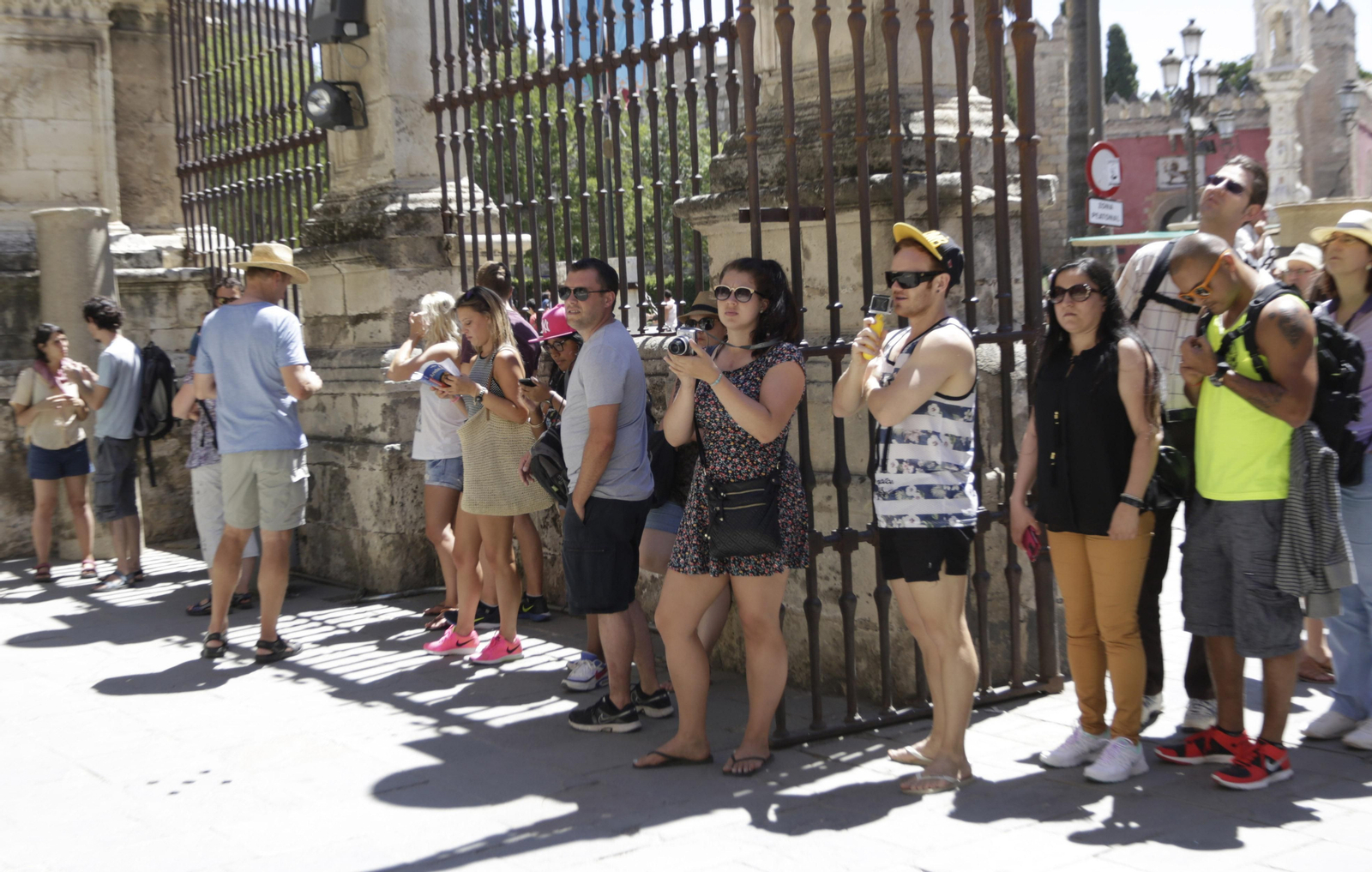 Turistas hacen cola para acceder a la Catedral.