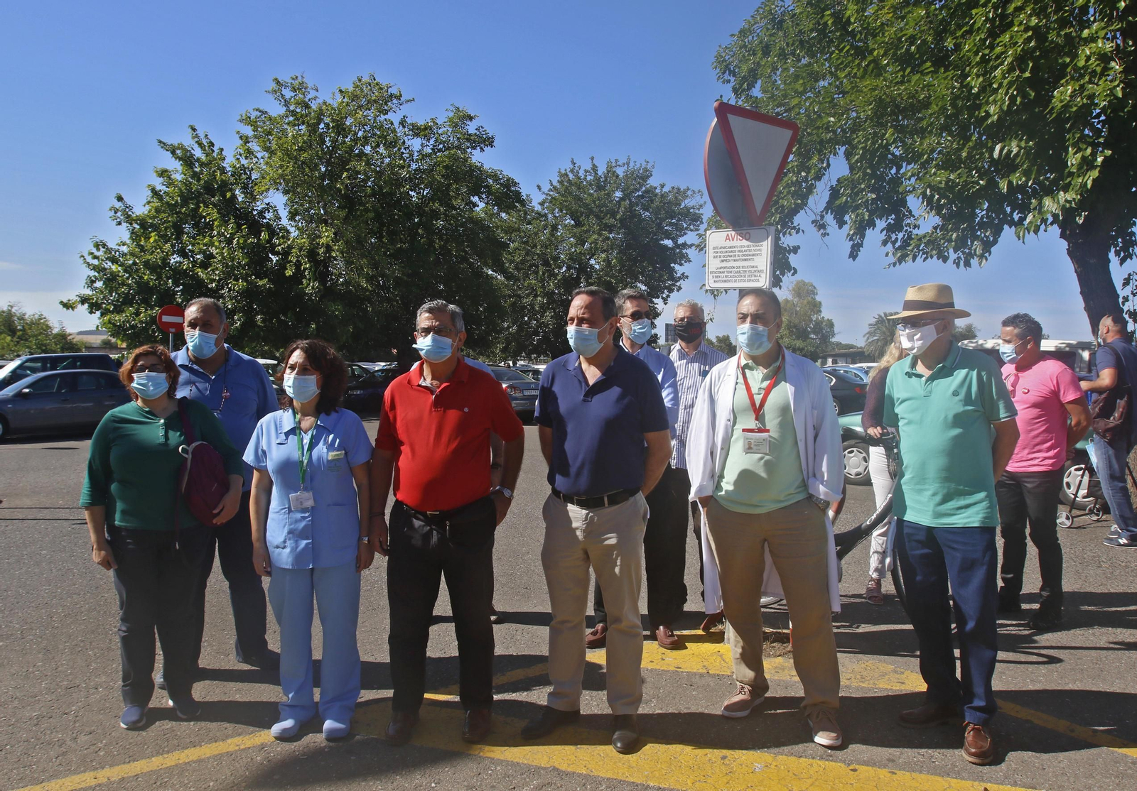 Representantes de la Plataforma Aparcamientos Reina Sofía, concentrados frente al Hospital.