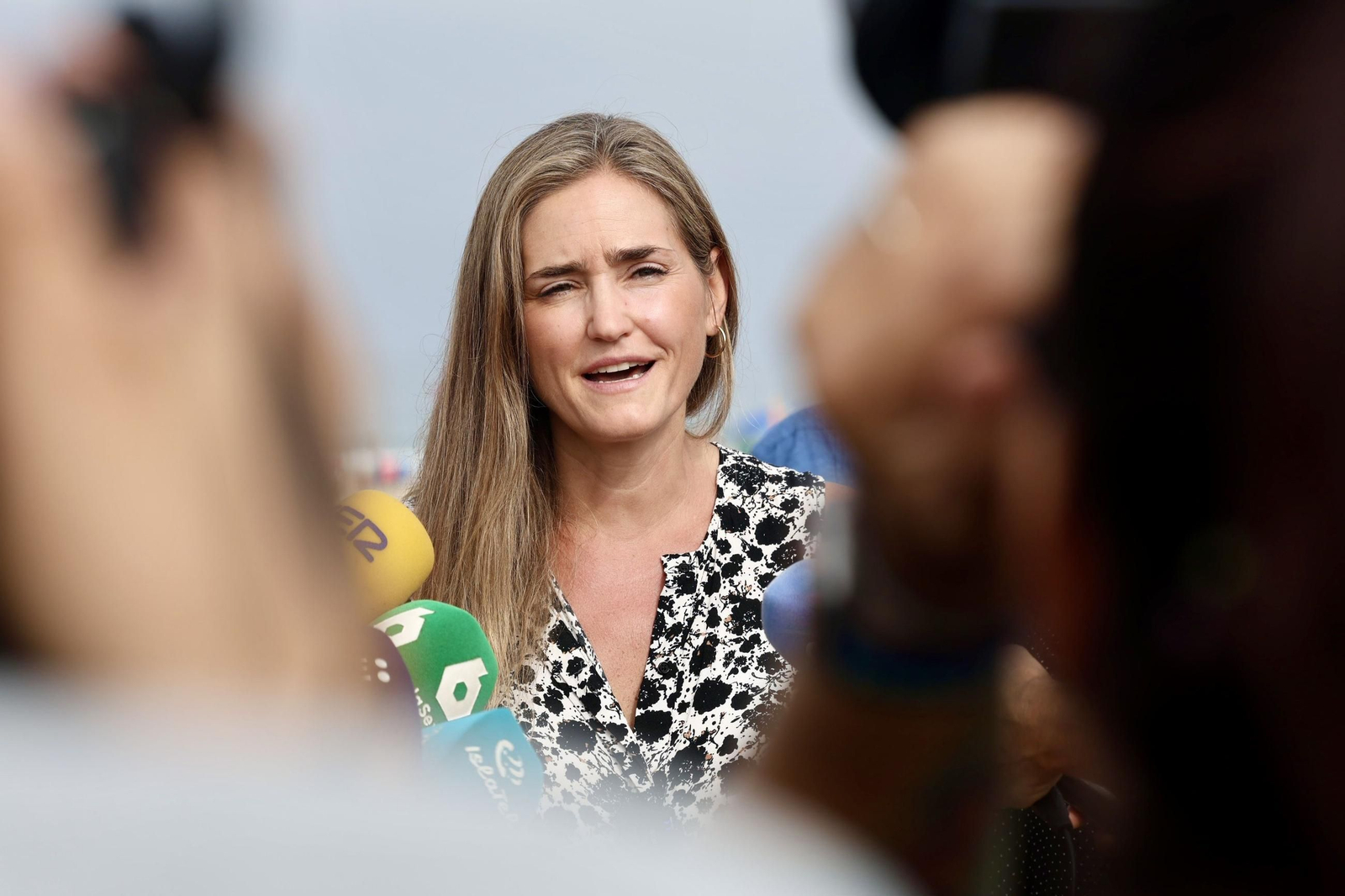 La vicepresidenta y ministra para la Transición Ecológica y el Reto Demográfico, Sara Aagesen  atiende a los medios tras la visita a la playa de Camposoto.