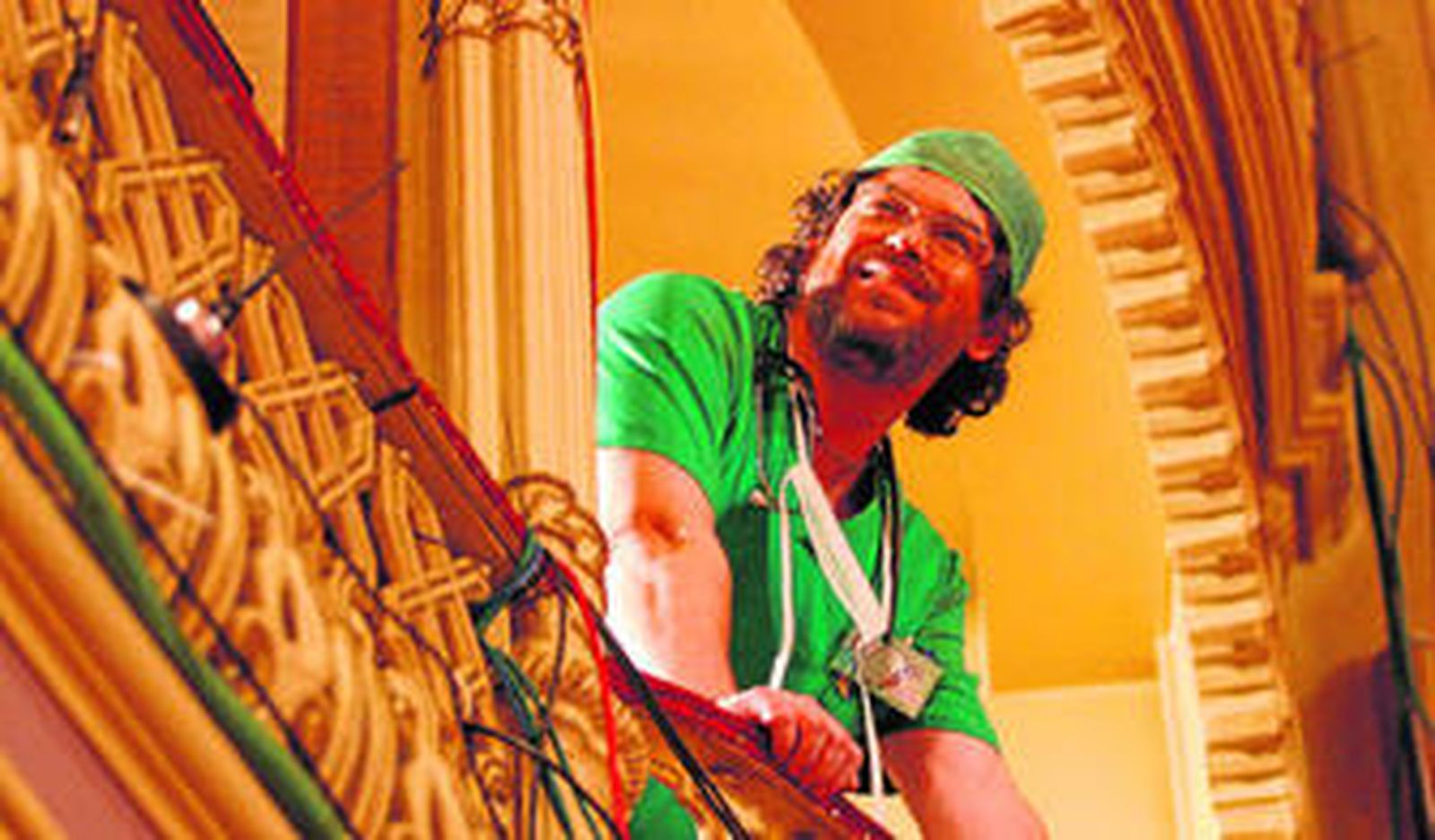 El Yuyu en un palco del Falla con el disfraz de 'Los que no paran de rajar' el año que fue pregonero.