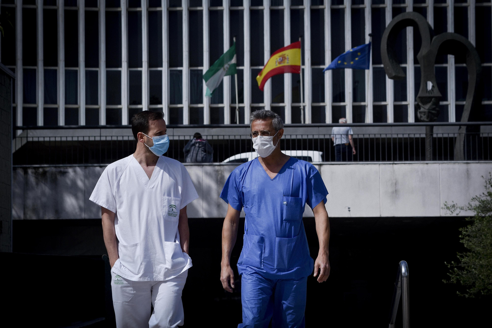 Personal sanitario en el entorno del Hospital de Valme de Sevilla.