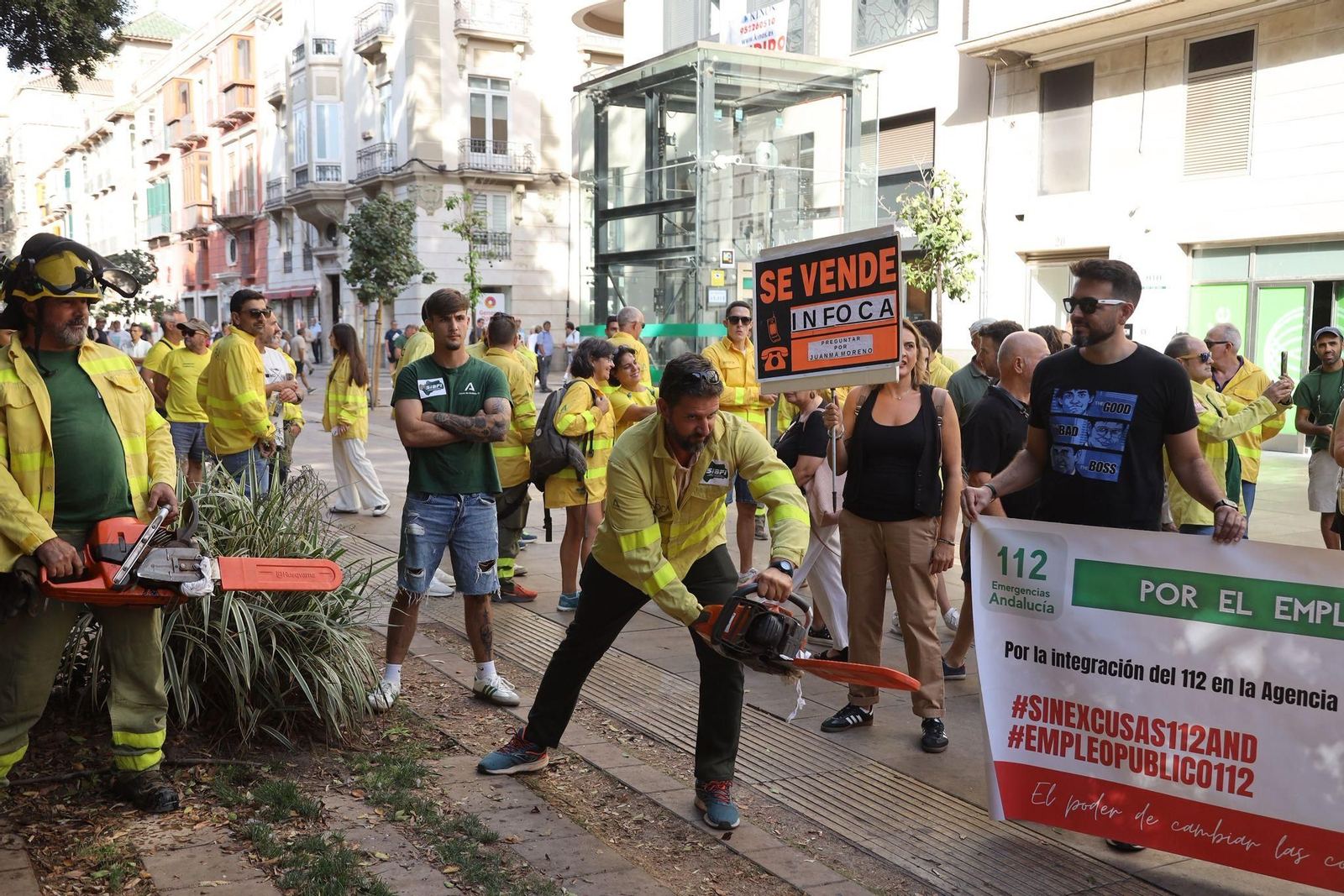 La protesta de los bomberos forestales del Infoca en Málaga, en imágenes