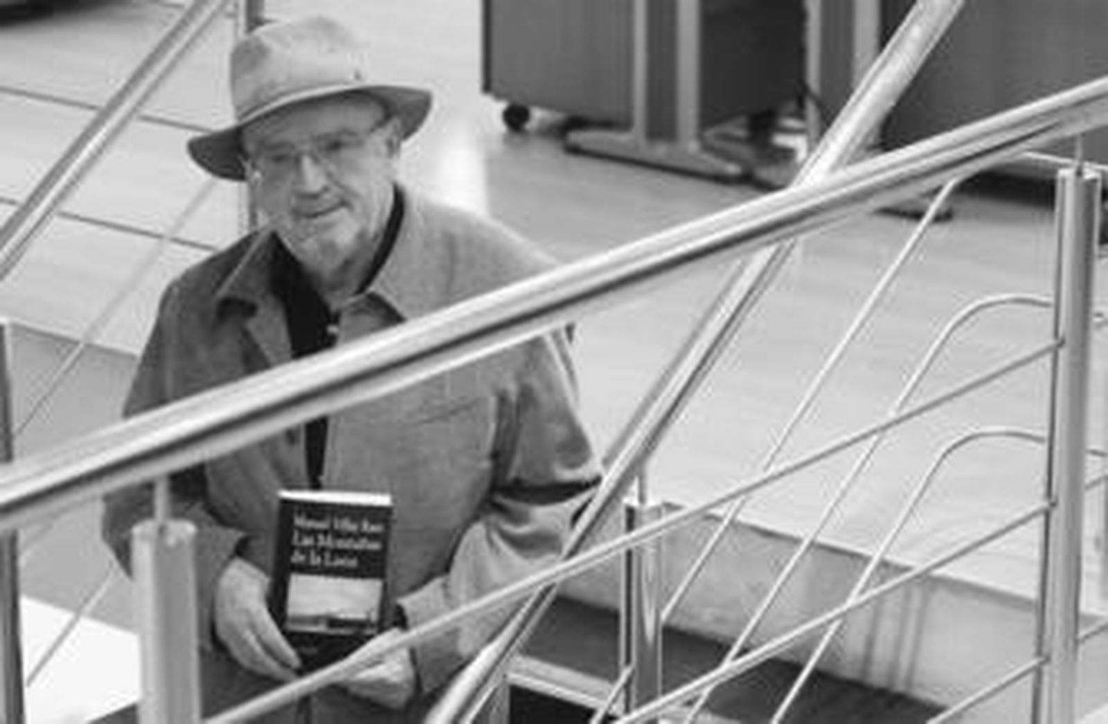 Manuel Villar Raso, con su obra 'Las Montañas de la Luna', editada por Alhulia al igual que la recién publicada 'Desnuda en lo real'.