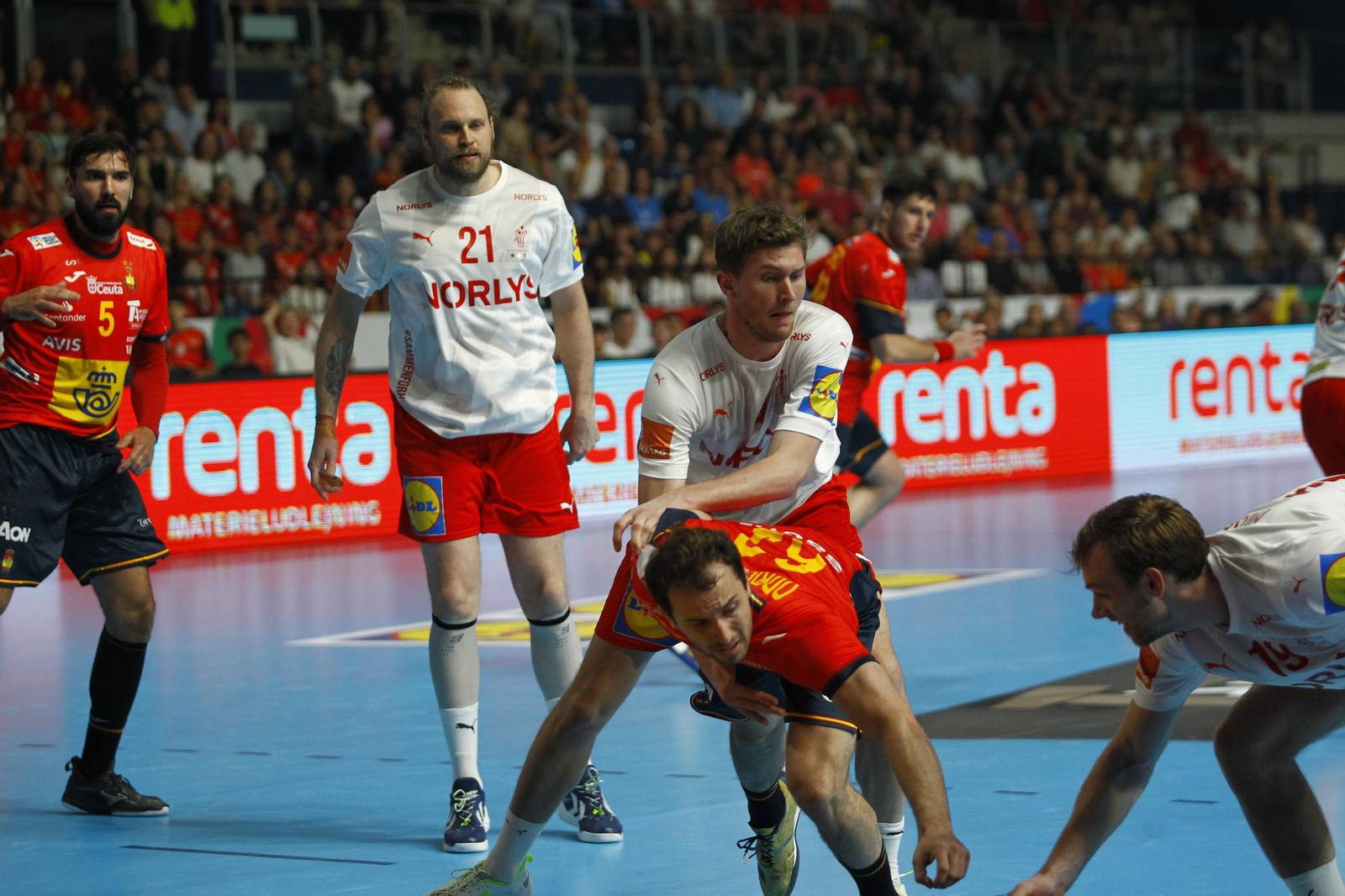 Imágenes del España-Dinamarca de la EHF Euro Cup de balonmano, en Almería