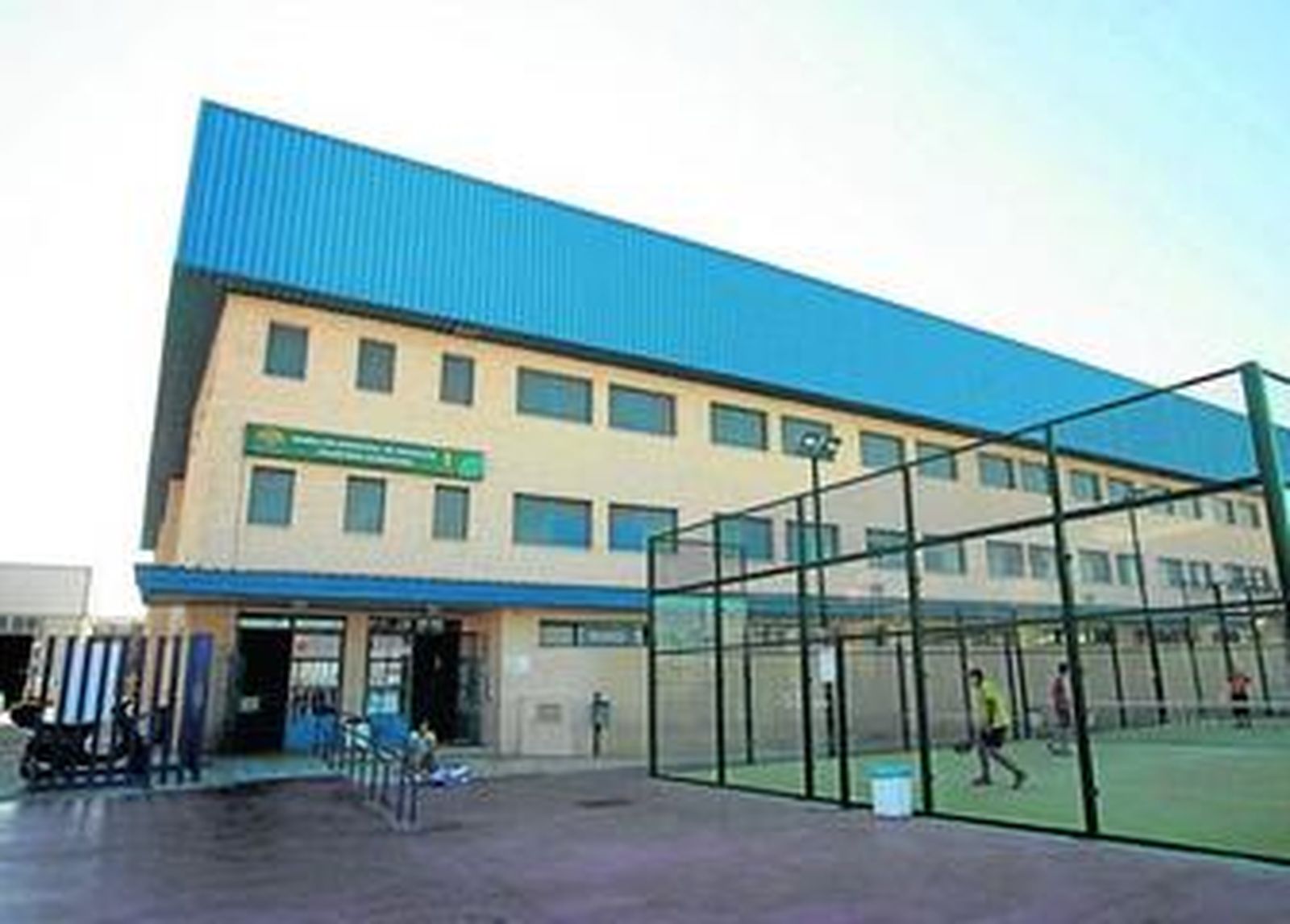 El pabellón deportivo de Santiponce, ayer, que sigue abierto sin aseos para la práctica de deportes.