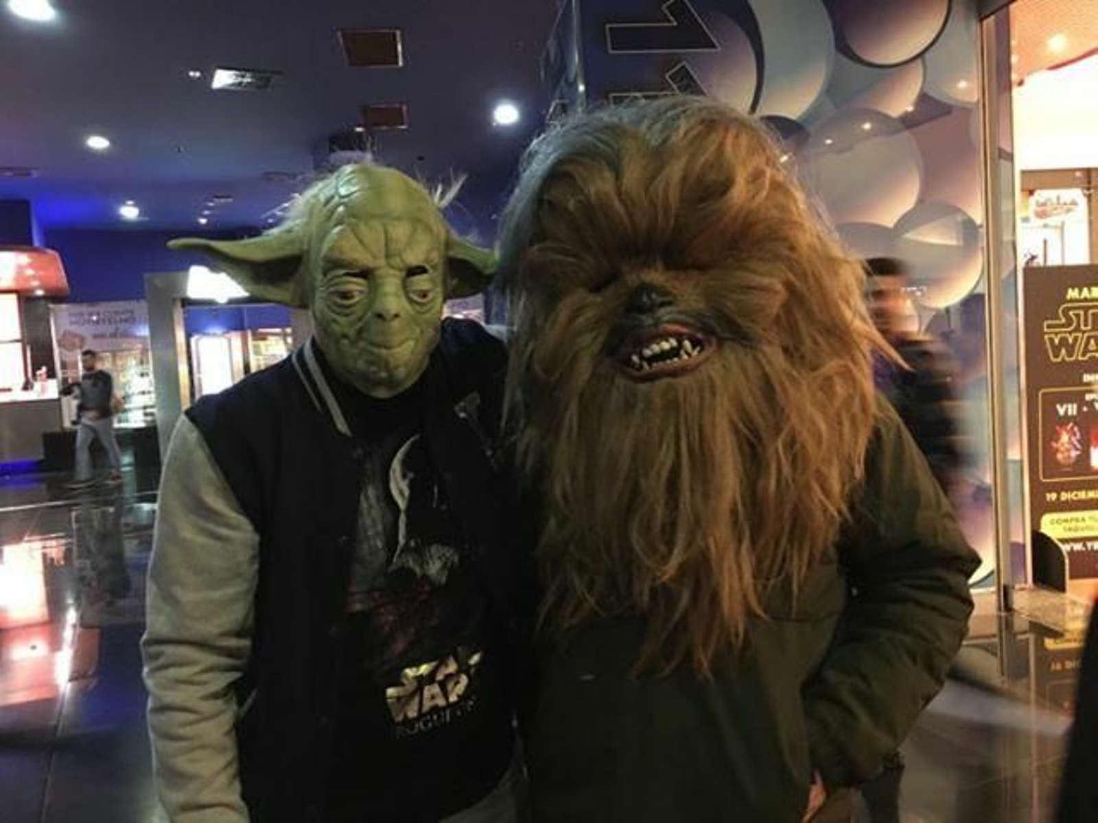 Dos seguidores de la saga disfrazados de Yoda y Chewbacca en Cines Yelmo este jueves. Dos seguidores de la saga disfrazados de Yoda y Chewbacca en Cines Yelmo este jueves.