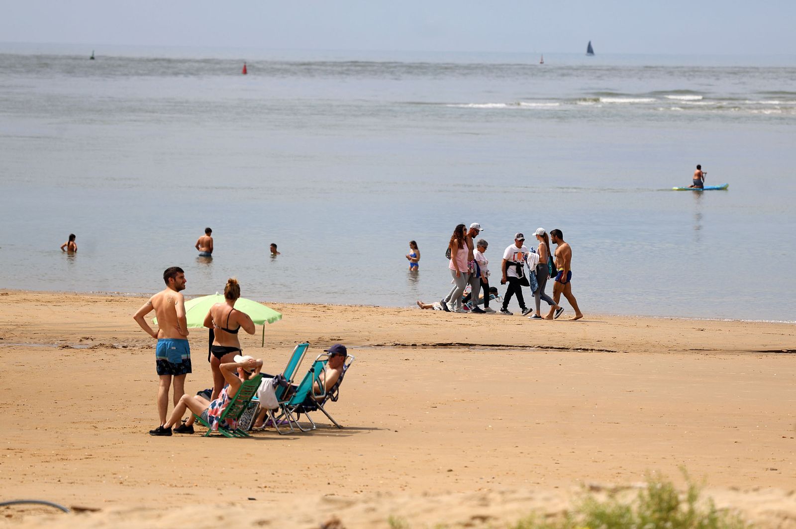 Imágenes del ambiente en la playa de El Portil durante la mañana del 1 de mayo