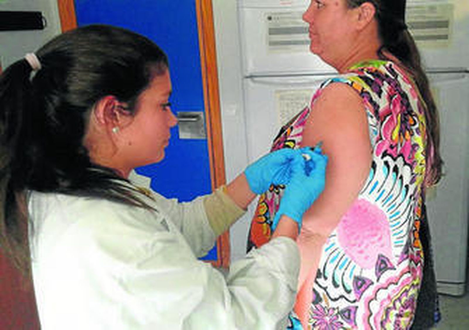 Una enfermera vacuna a una embarazada, ayer, en el centro de salud de Teatinos.