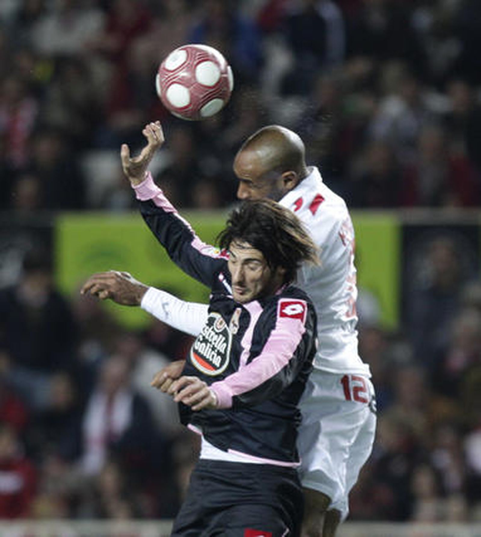 El Sevilla deja escapar otros dos puntos en su casa ante el Dépor y ya acumula 16 puntos perdidos en casa. / Antonio Pizarro