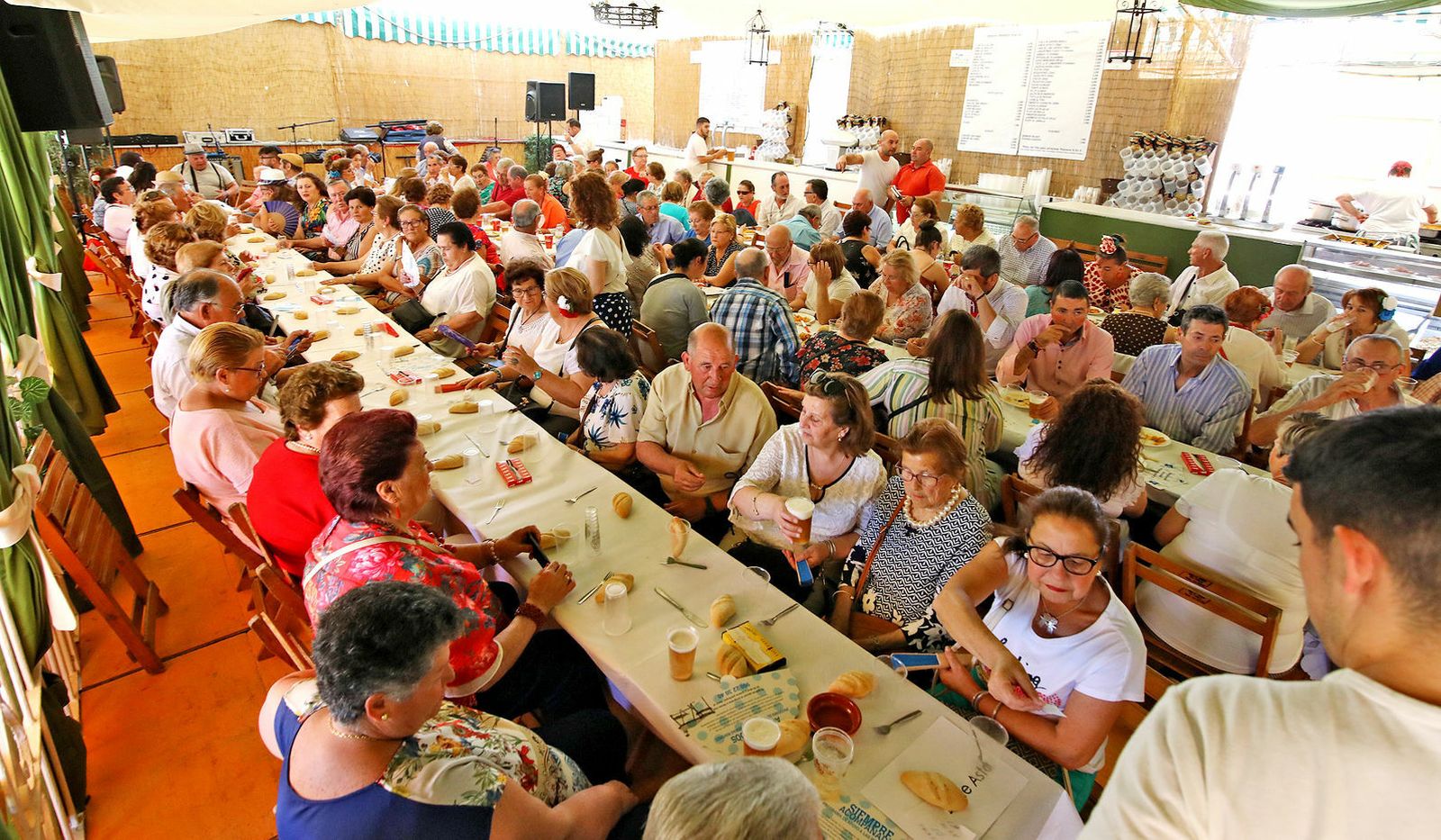 Un camarero sirve una mesa en una caseta de la Feria del Caballo.