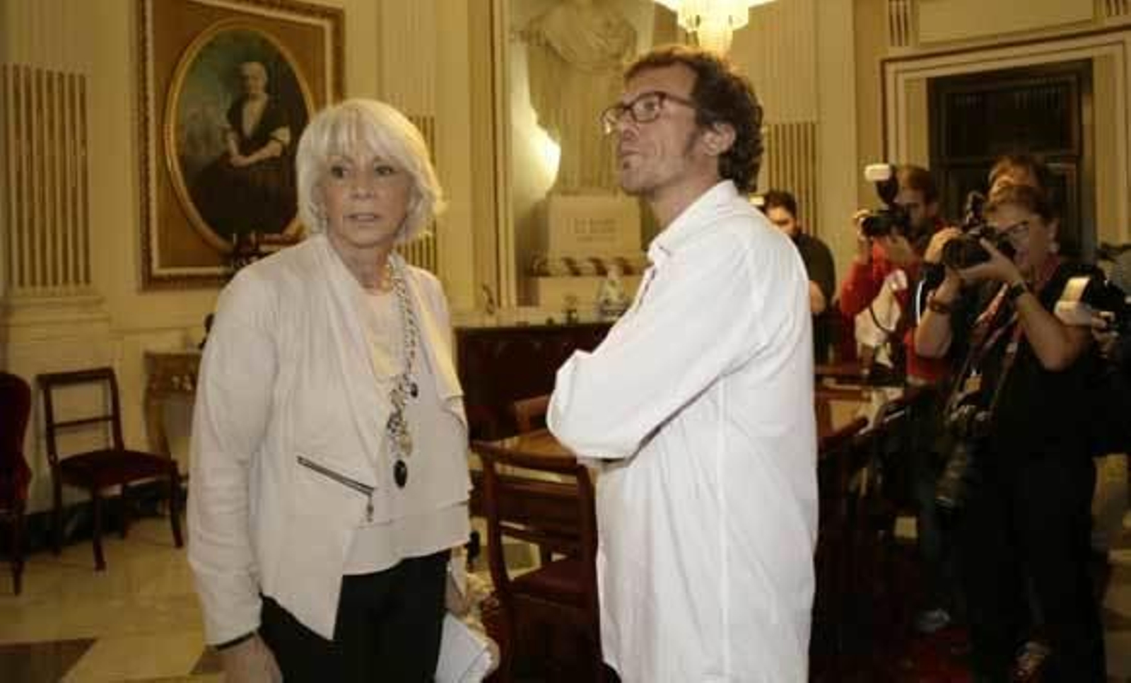 Teófila Martínez y José María González, el pasado sábado en el despacho de Alcaldía tras firmar el arqueo. /Julio González
