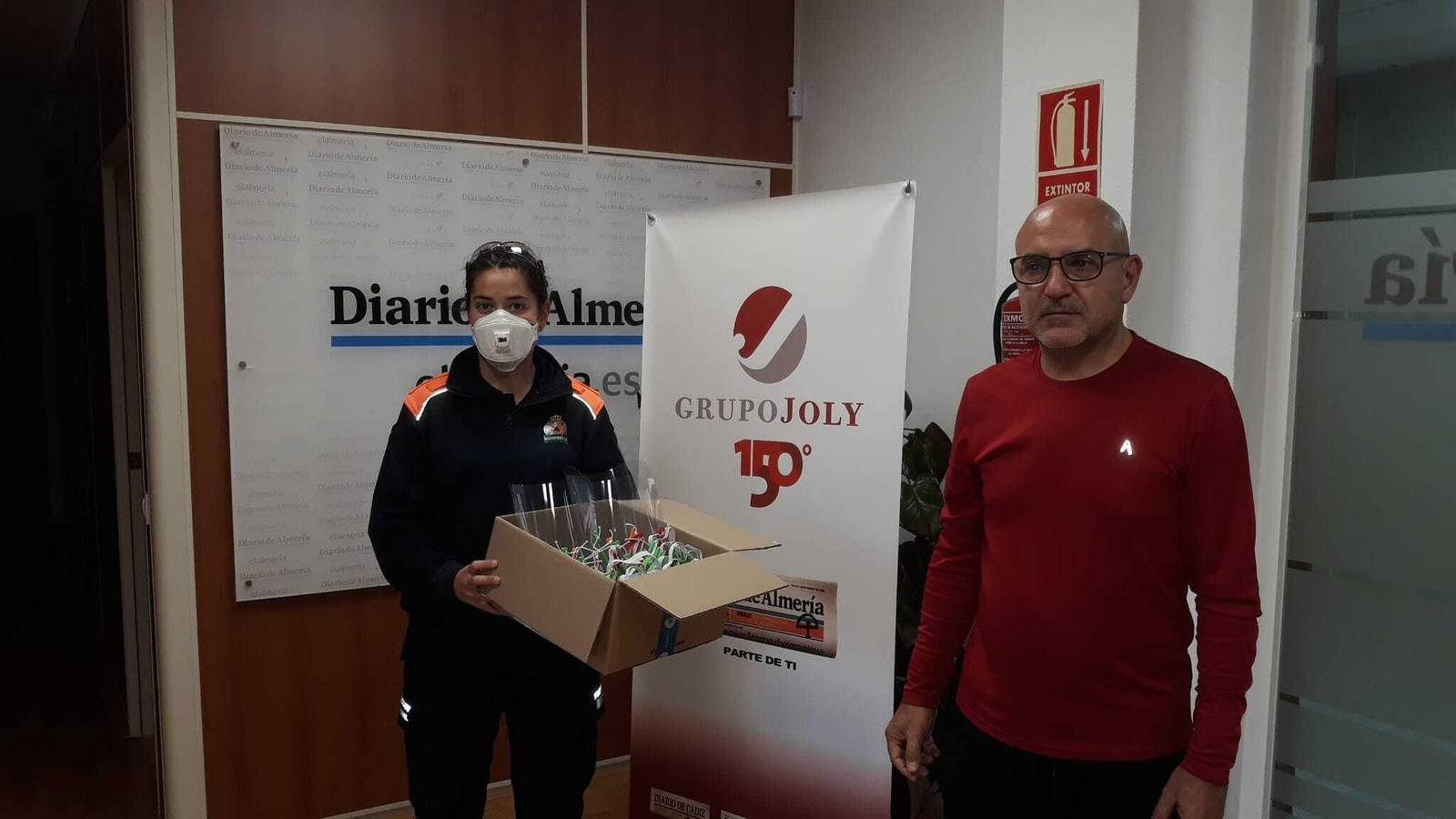 Protección Civil hace entrega de las mascarillas al director, Antonio Lao.