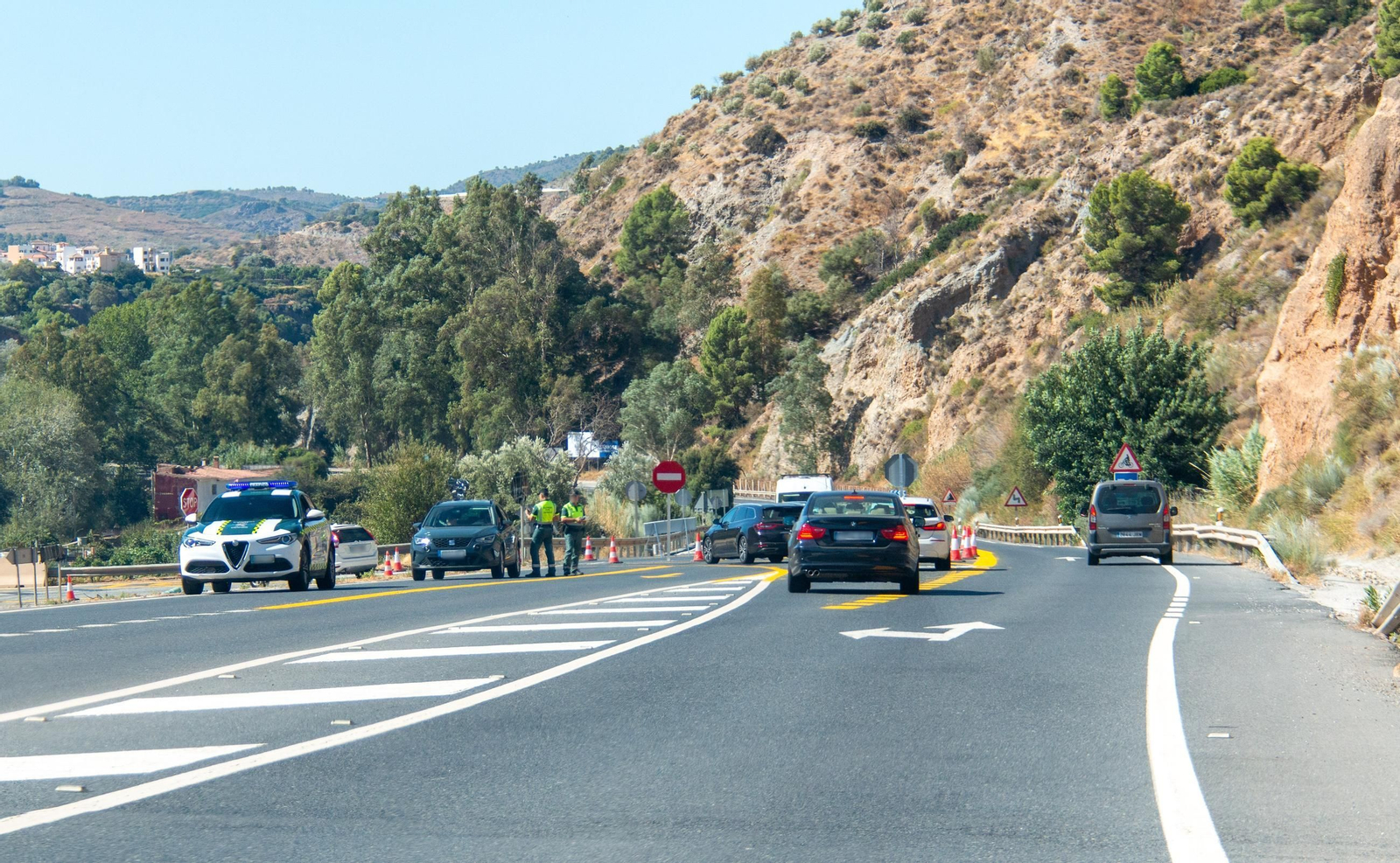 La Guardia Civil de Tráfico controla el cruce del desvío para incorporarse de nuevo a la A-44