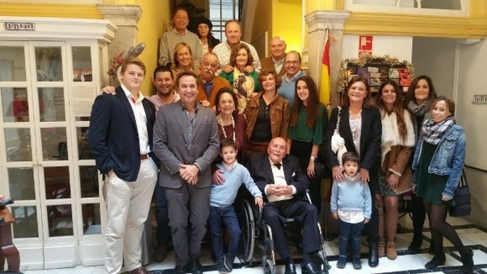 El homenajeado con Rafael Ponce  Pérez-Bustamante, Manuel Ponce , Javier y Pablo Bernardos Valdivia, Javier Bernardo García, María de la Paz Calvo, Paz Ponce  Pérez-Bustamante, Marta Bernardos Ponce , Purita Valdivia, Marta Rebollo, Begoña Hernani, Ana Sofia Pérez-Bustamante, Blanca, María de la Paz, Antonio, Francisco y Rafael Ponce  Calvo, Ana de Haro y Antonio Planell  Foto: Ignacio Casas de Ciria