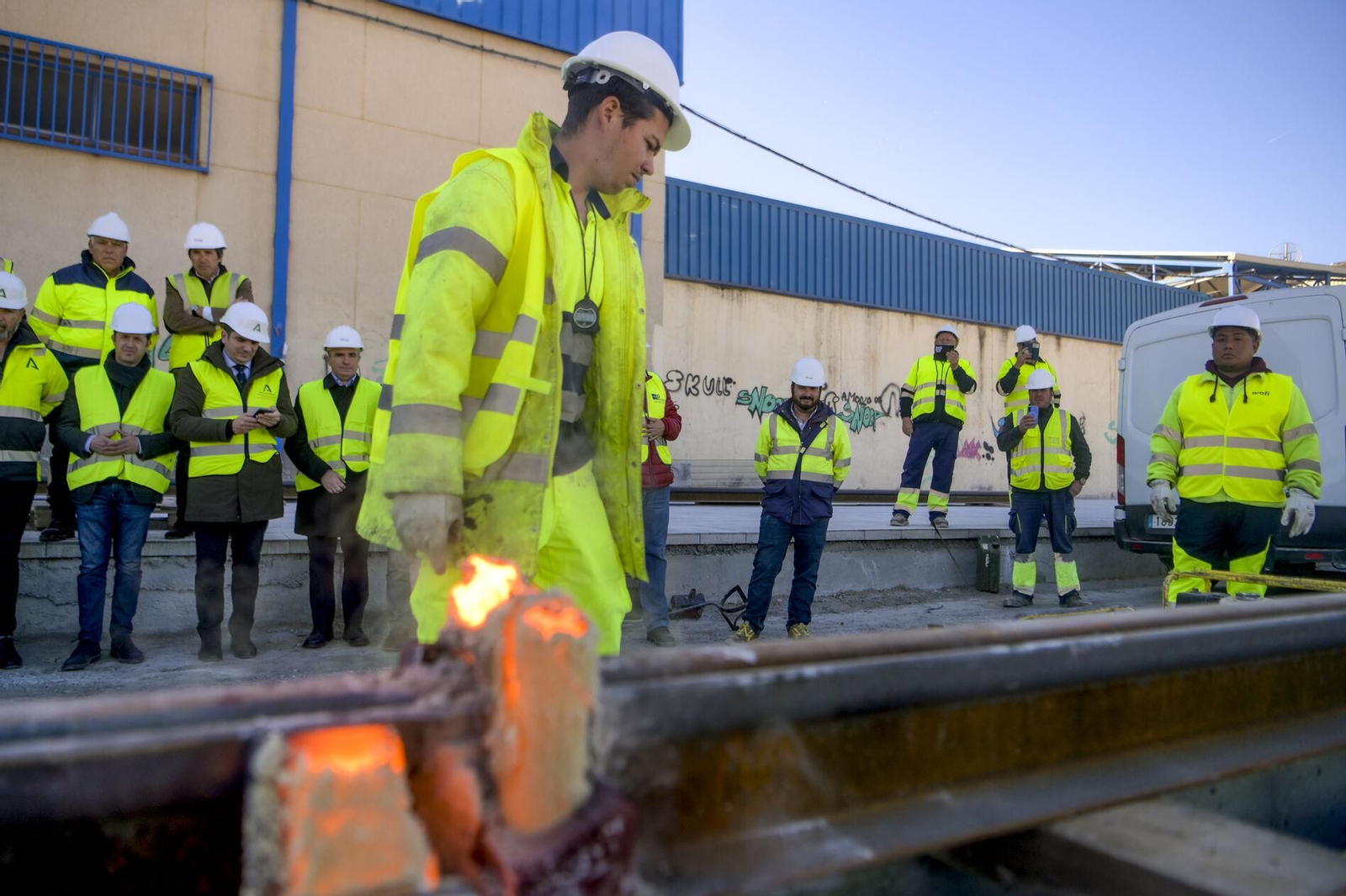 Varios operarios, y autoridades políticas, en las obras de ampliación del Metro