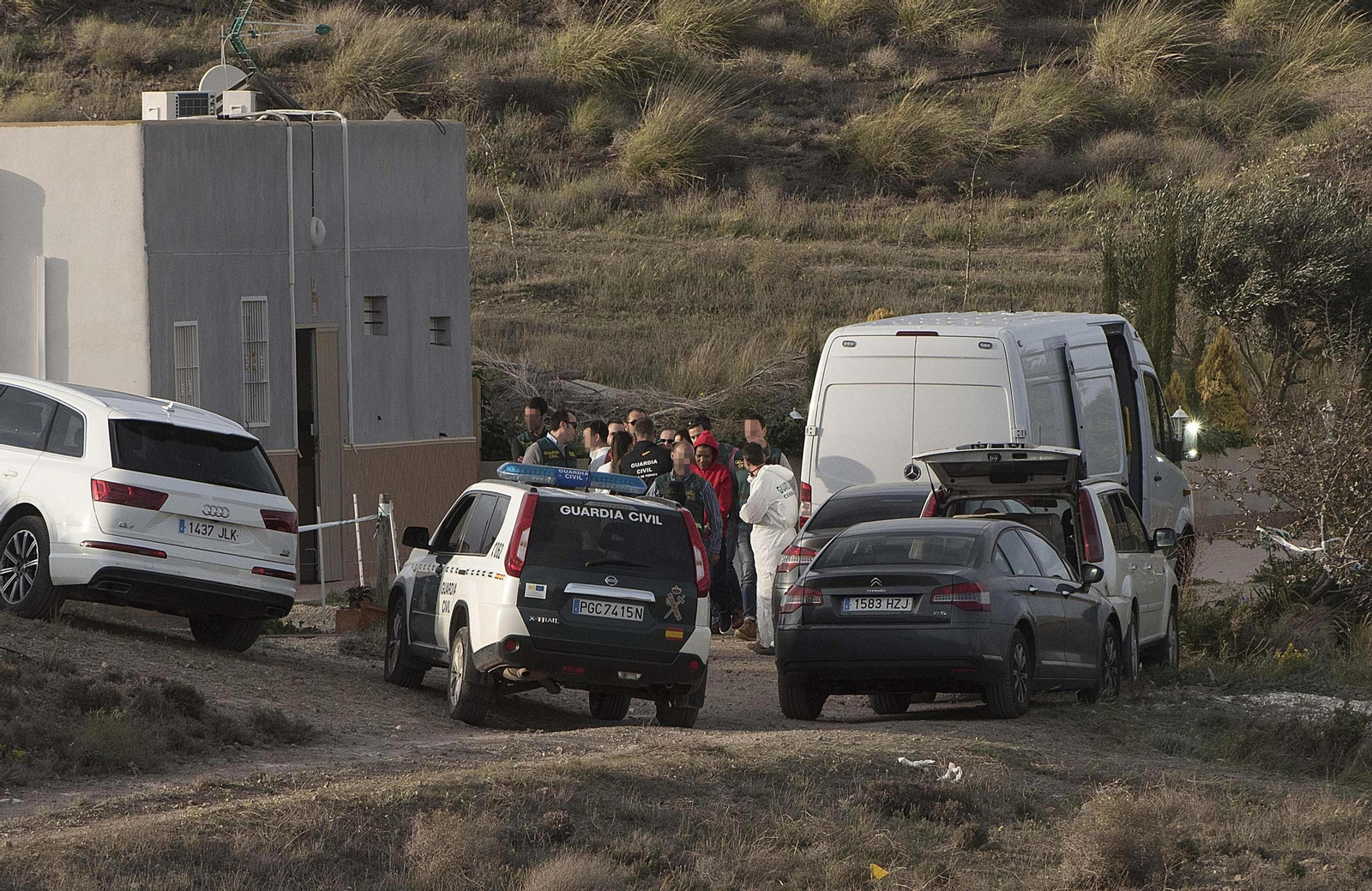 Ana Julia, junto a los guardias civiles, en la finca donde enterró el cadáver de Gabriel.