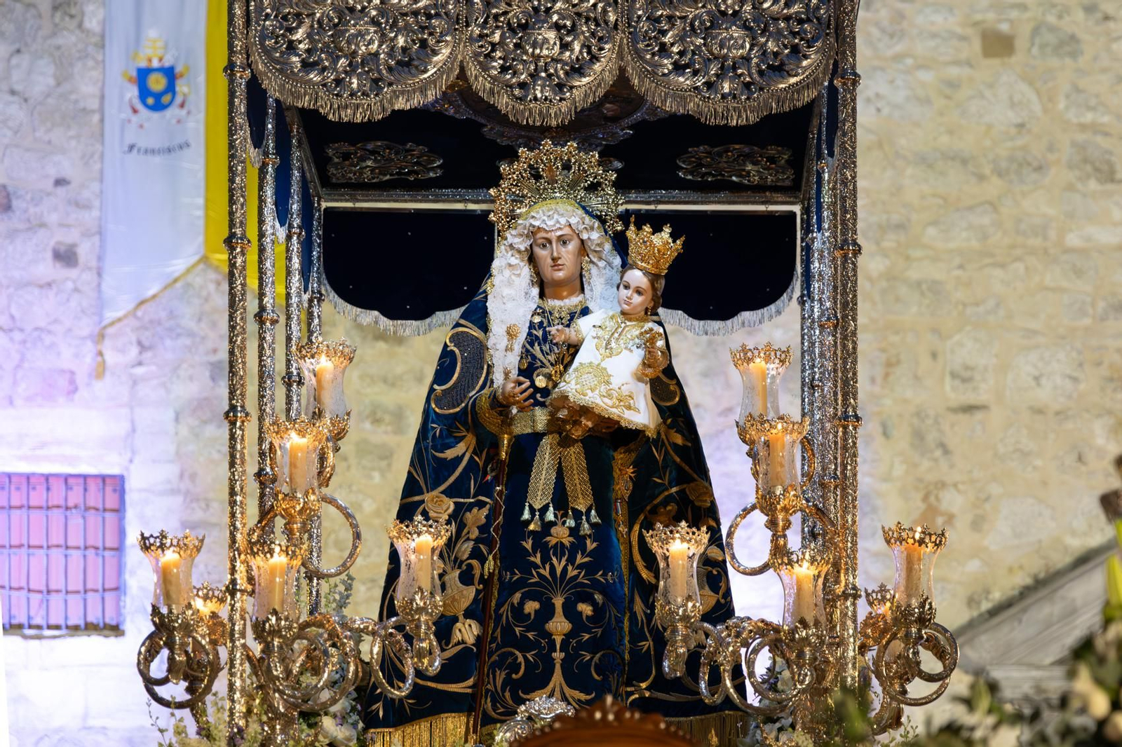 Santa Ana, patrona de Torredelcampo, recibe el bastón de mando como Alcaldesa Perpetua.