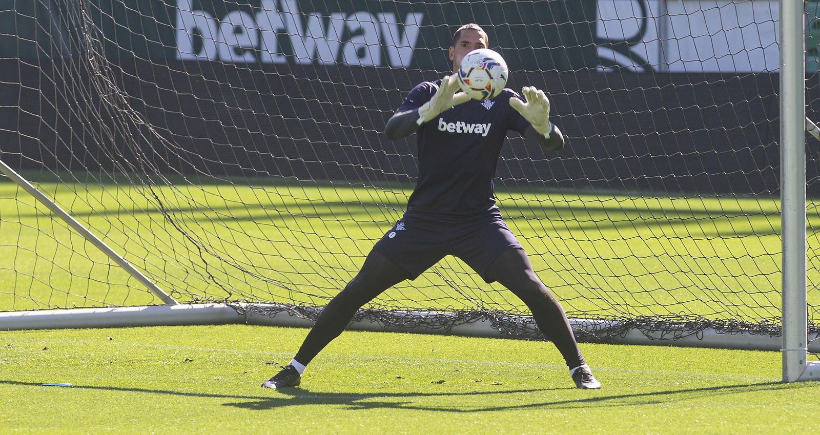 Joel Robles detiene un balón en el entrenamiento.