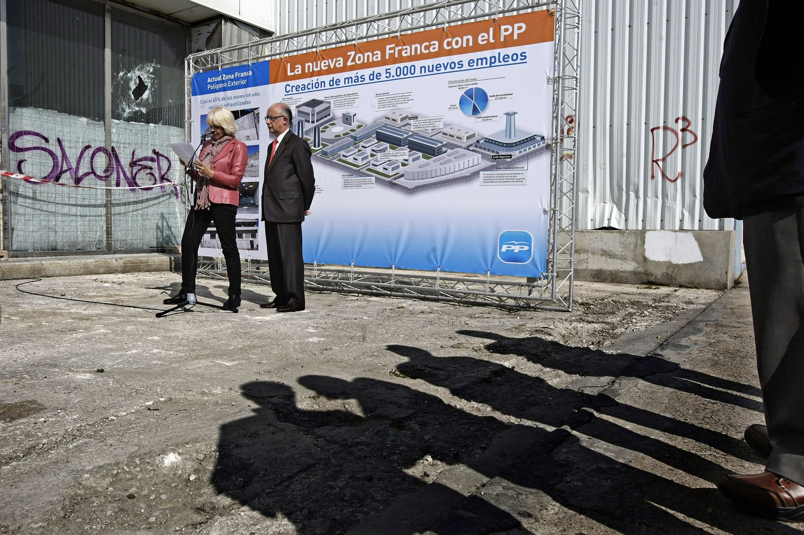 El ministro Montoro, en 2011 cuando anunció grandes inversiones para la Zona Franca.