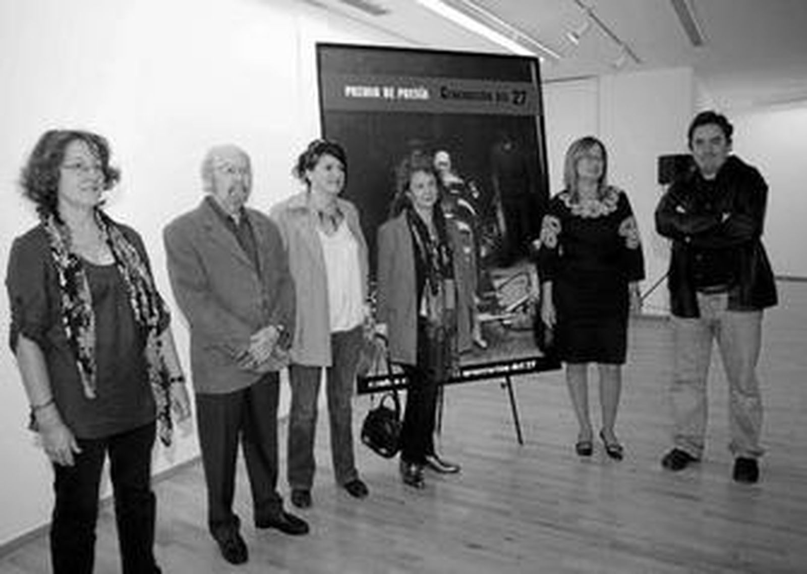 El jurado del premio, con Caballero Bonald, Aurora Luque y García Montero, entre otros, ayer, en el Centro Cultural del 27.