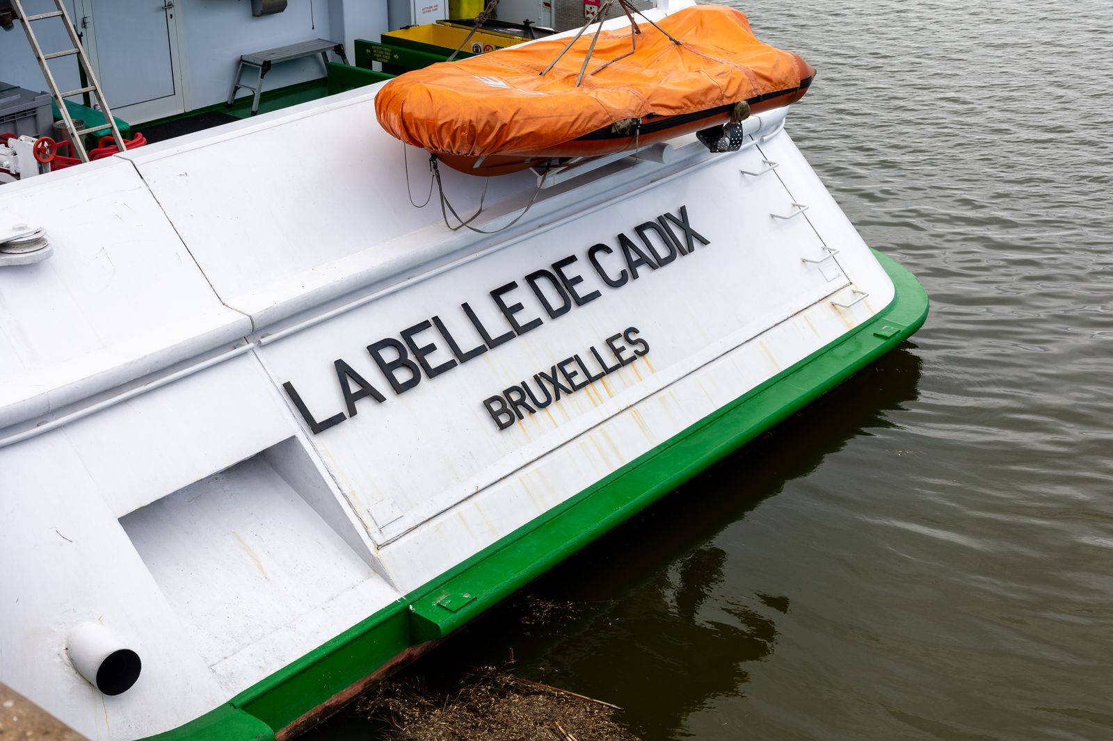 Las impresionantes imágenes del buque La Belle de Cadix en el Puerto de Huelva