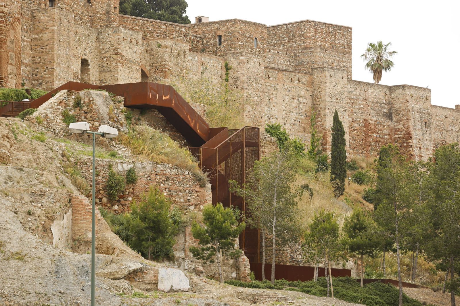 Tramo de escaleras de la pasarela hacia el Teatro Romano.