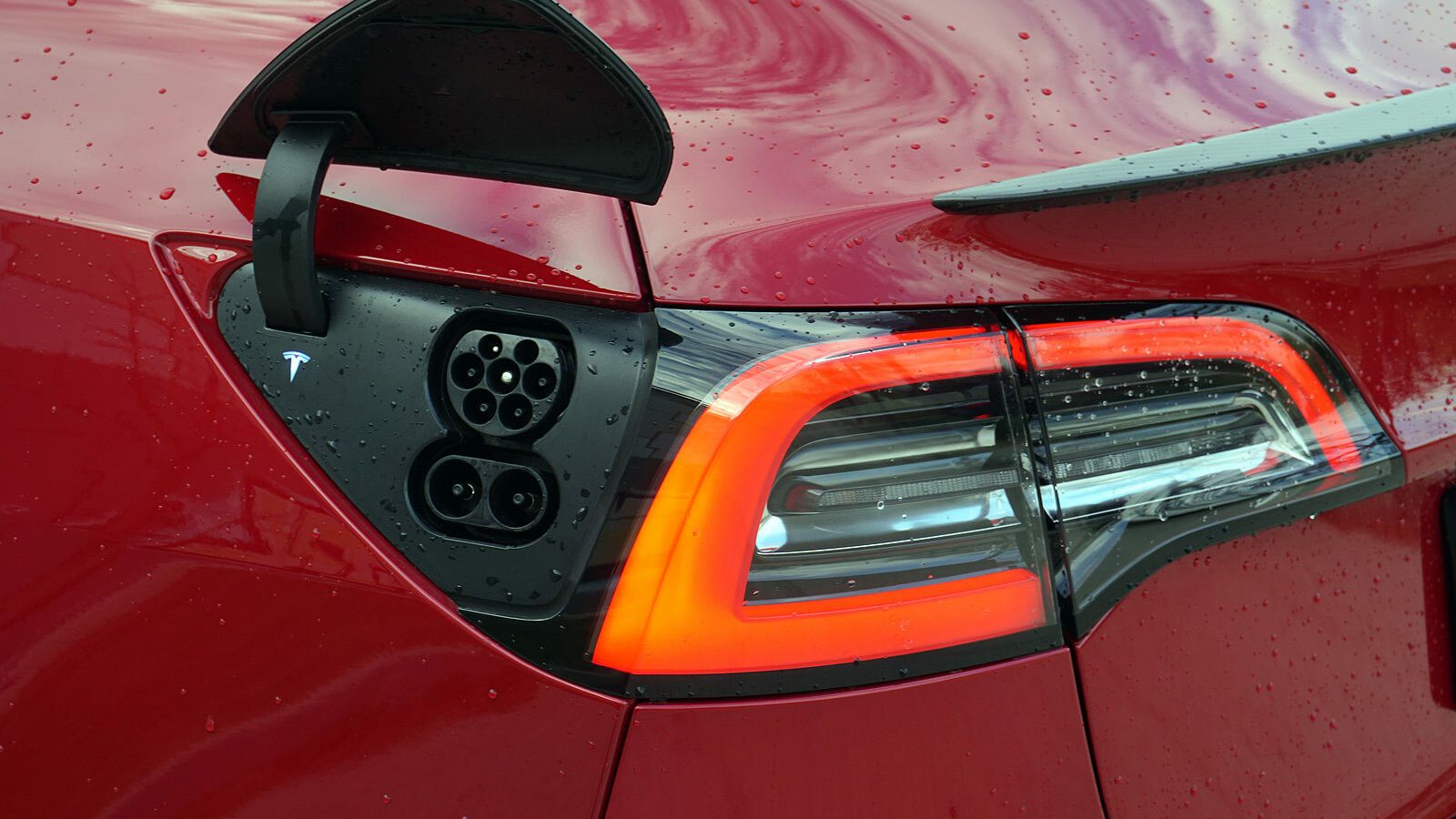 La toma de corriente está situada en la parte trasera del vehículo.