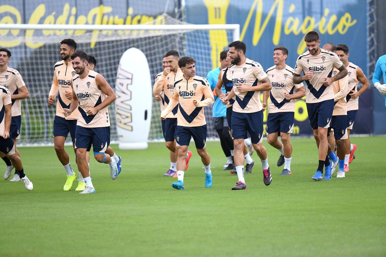 Una sesión del Cádiz en El Rosal.