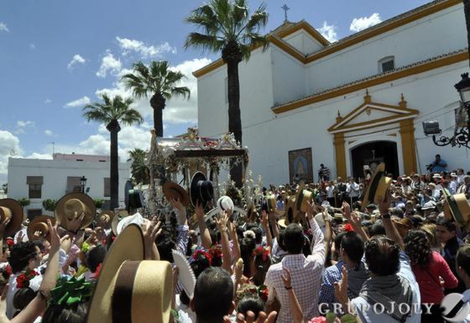 Mairena del Alcor sube la escalinata de la parroquia manriqueña.

Foto: Manuel Gómez
