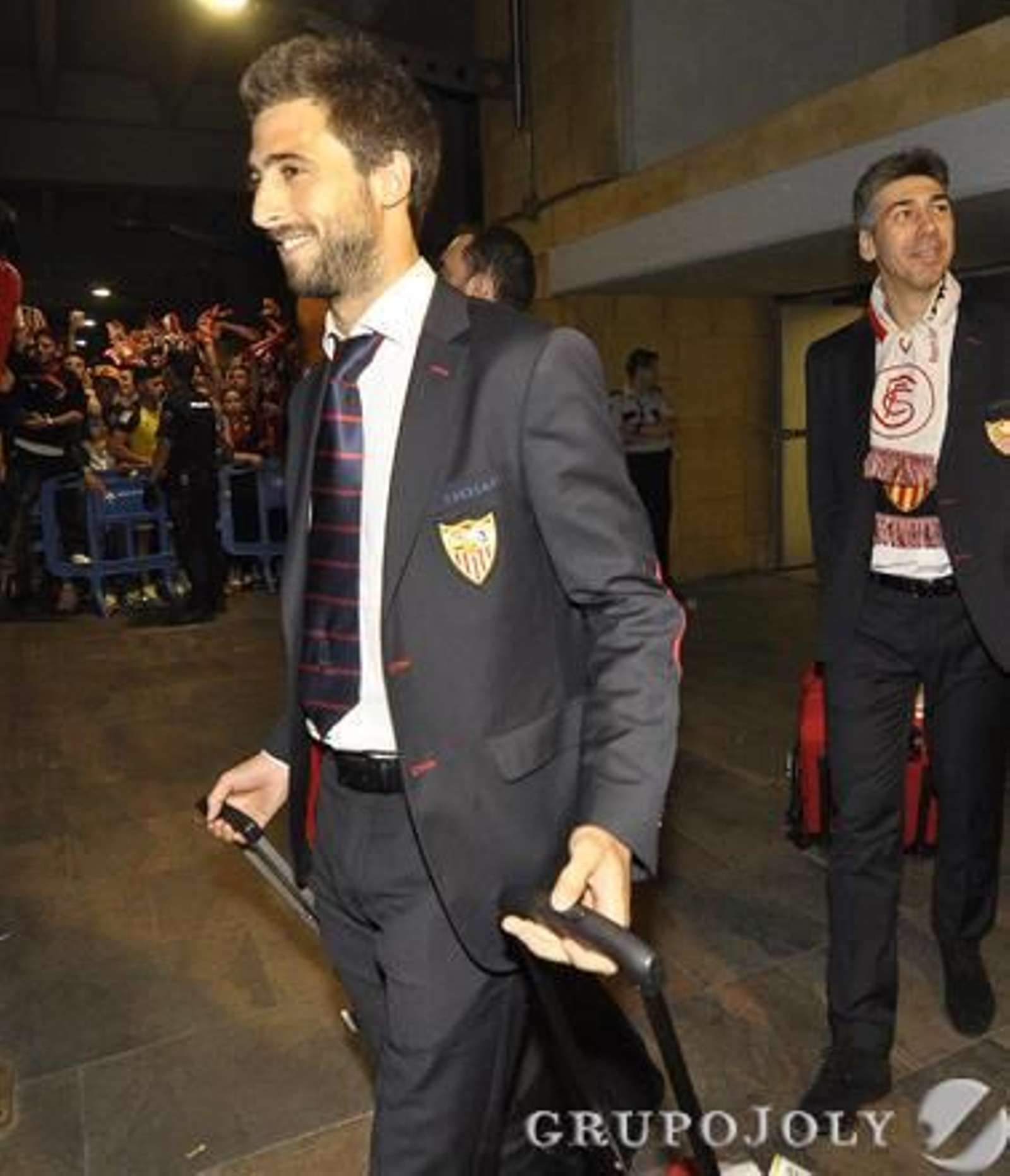 El Sevilla llega al aeropuerto arropados por cientos de aficionados.

Foto: Manuel Gomez