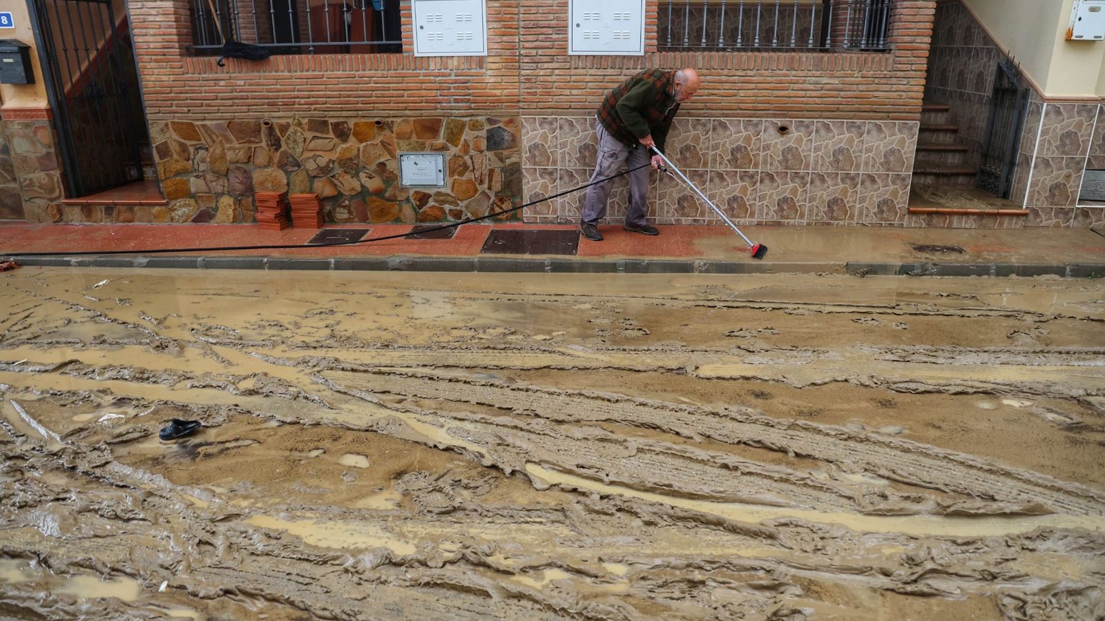Vecinos de Cártama haciendo labores de limpieza en sus casas