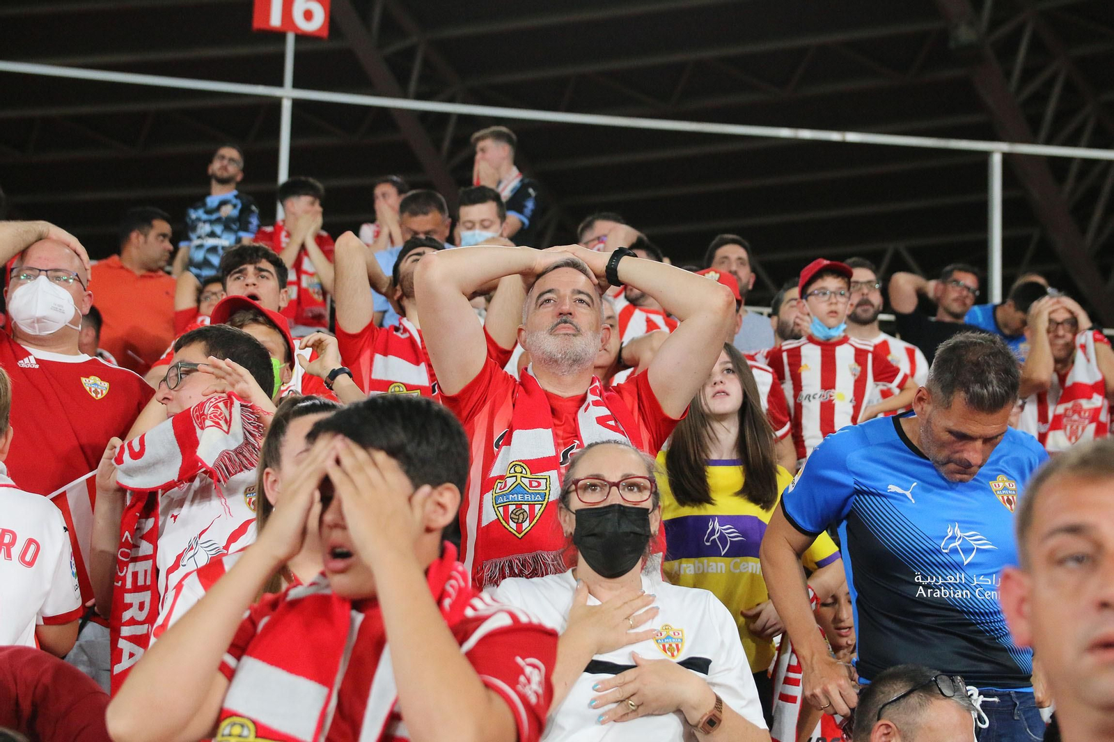 Las imágenes de la decepción de los aficionados del Almería