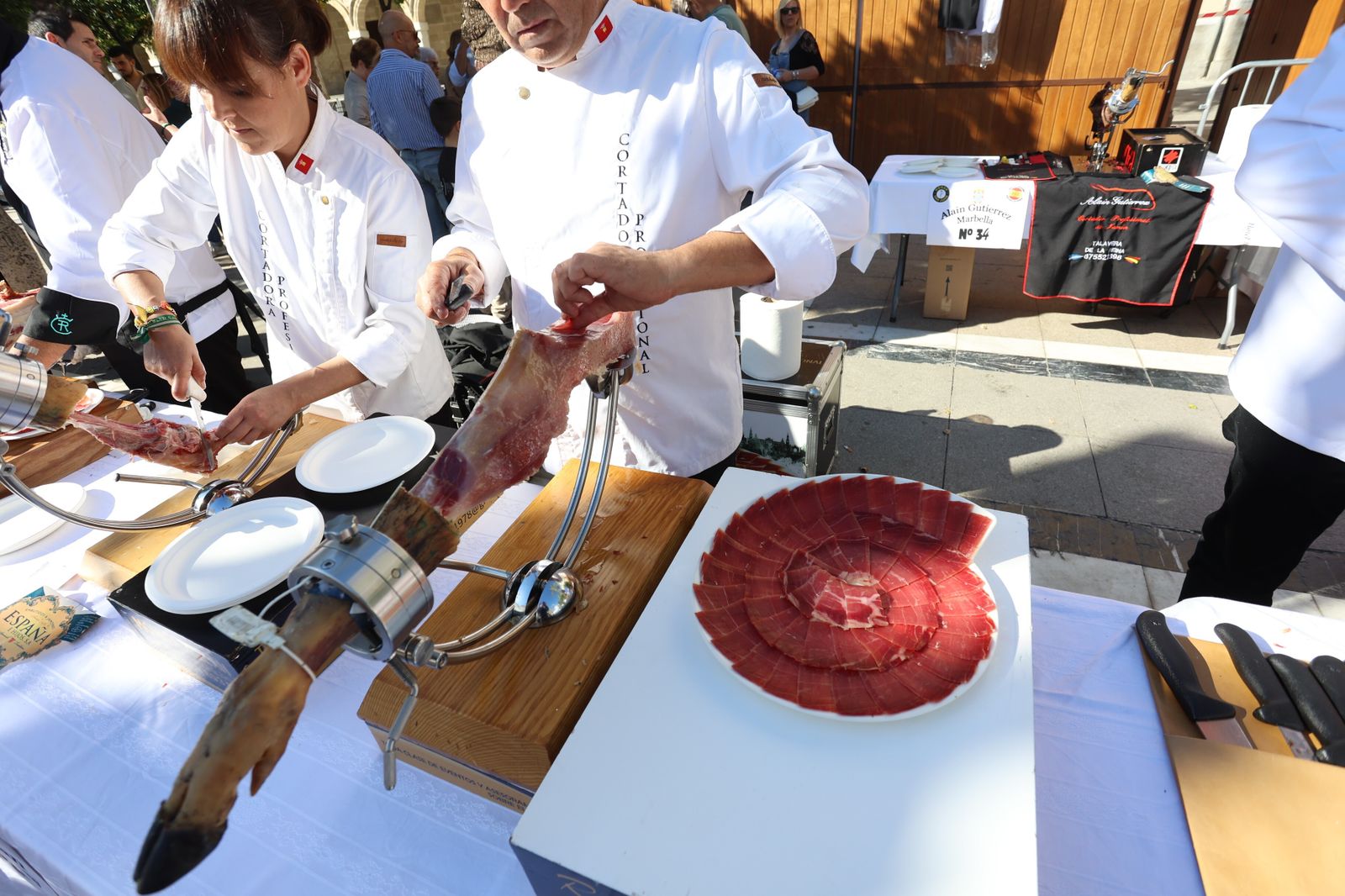 Cortadores de jamón en la plaza del Arenal a beneficio del Hogar San Juan