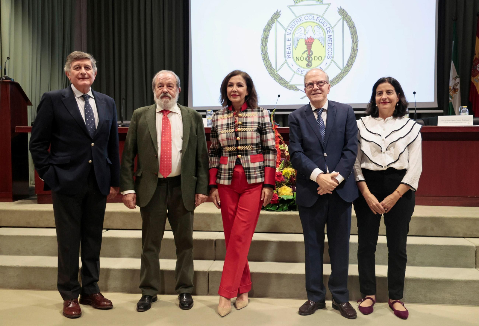 La periodista Isabel Gemio con el presidente de la Fundación Mehuer y su homólogo en el Colegio de Médicos, junto a los vocales de los médicos seniors del órgano.