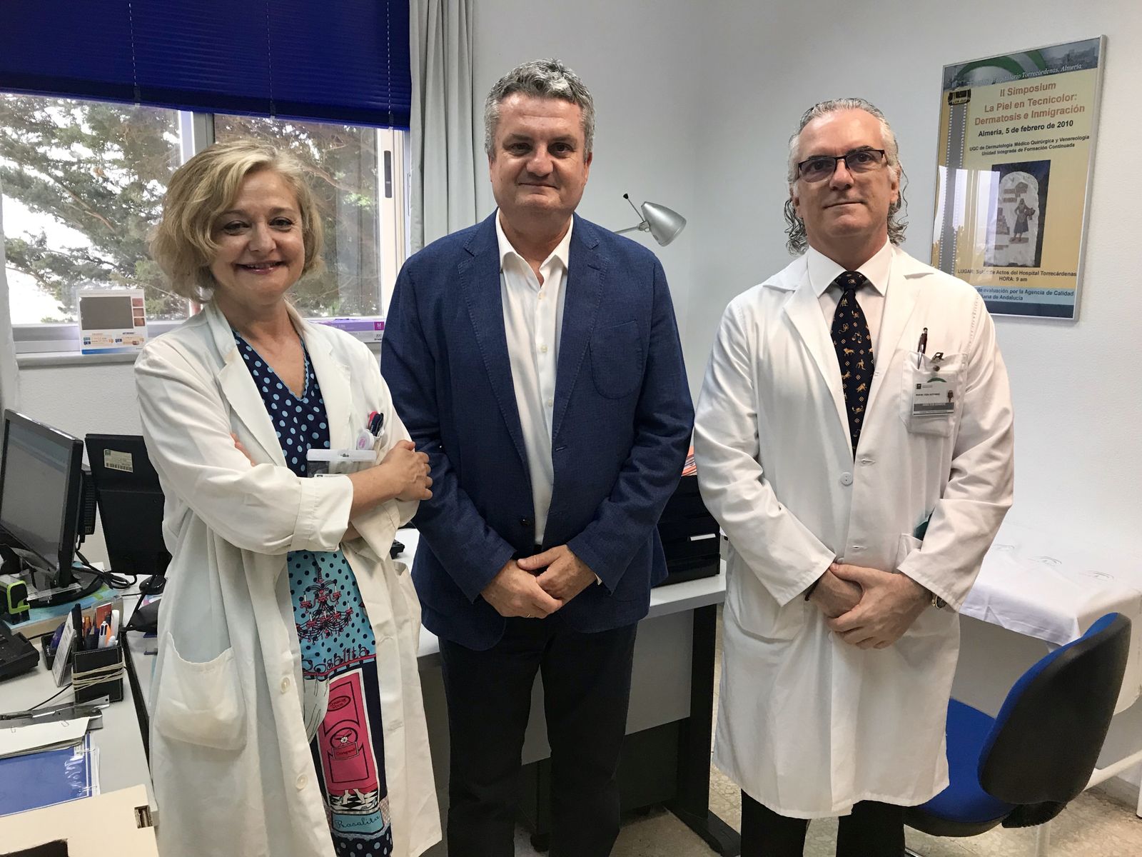 La doctora Mercedes Alcalde junto al delegado territorial de Salud y Familias, Juan de la Cruz Belmonte, y el director gerente del Hospital Universitario Torrecárdenas, Manuel Vida.