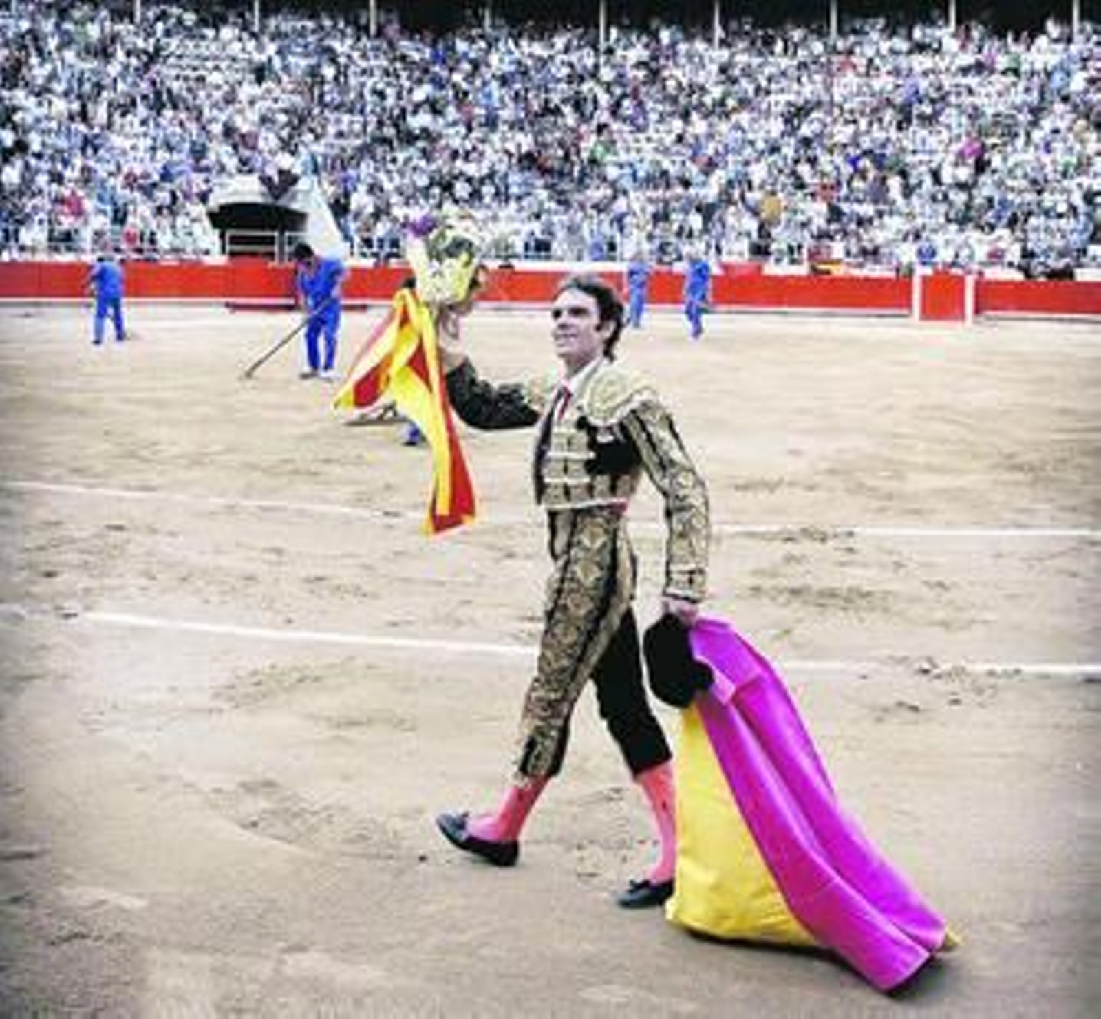 José Tomás, dando la vuelta al ruedo con la bandera de la comunidad autónoma de Cataluña.