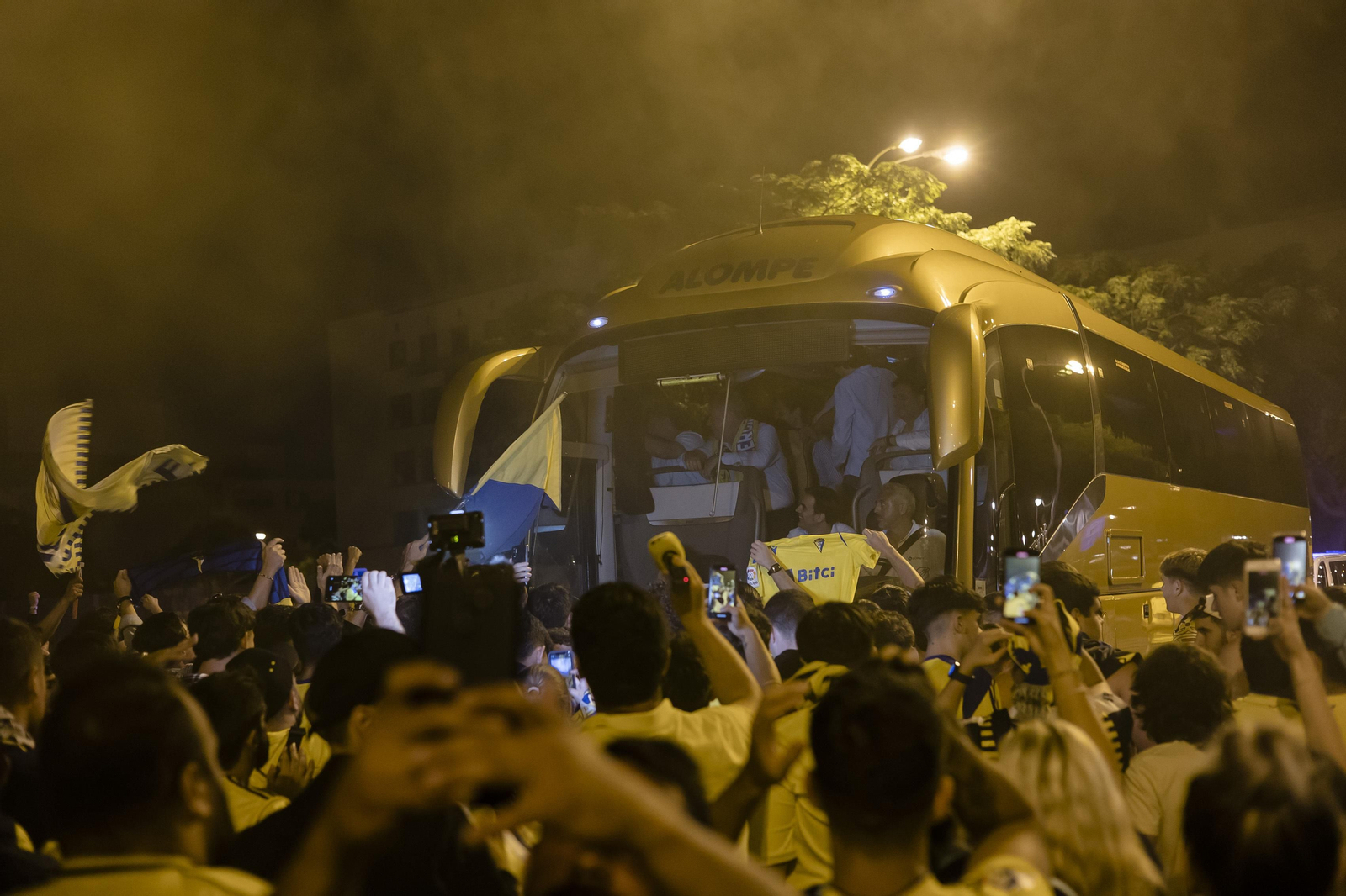 Las imágenes de la afición del Cádiz C.F. celebrando la permanencia en la fuente más cadista