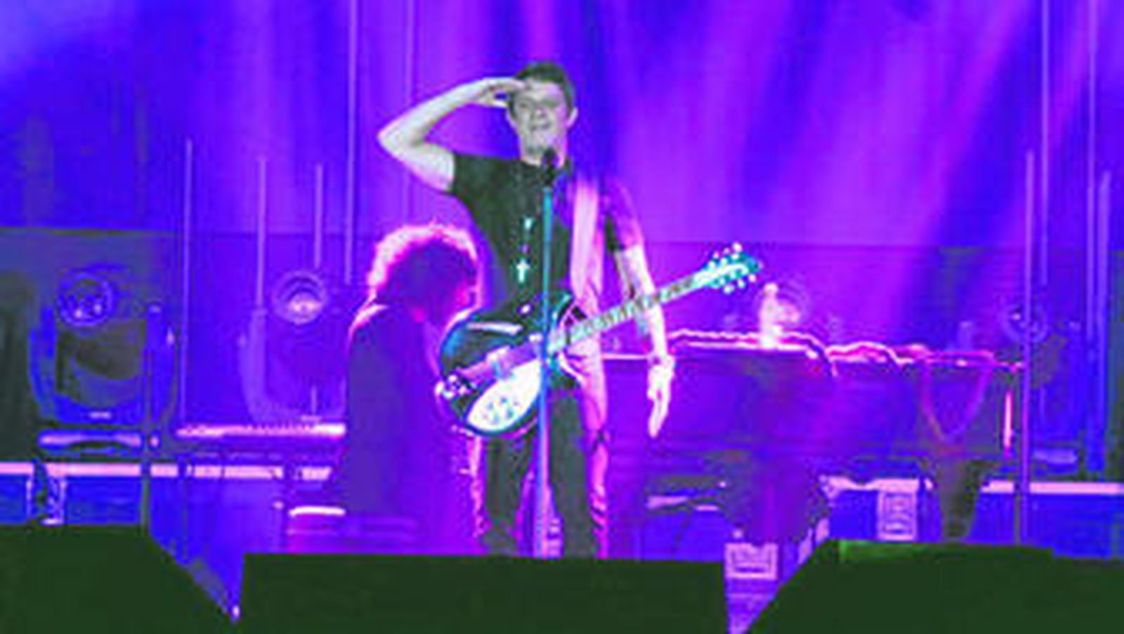 Alejandro Sanz durante su concierto del sábado en el Palacio de los Juegos Mediterráneos.