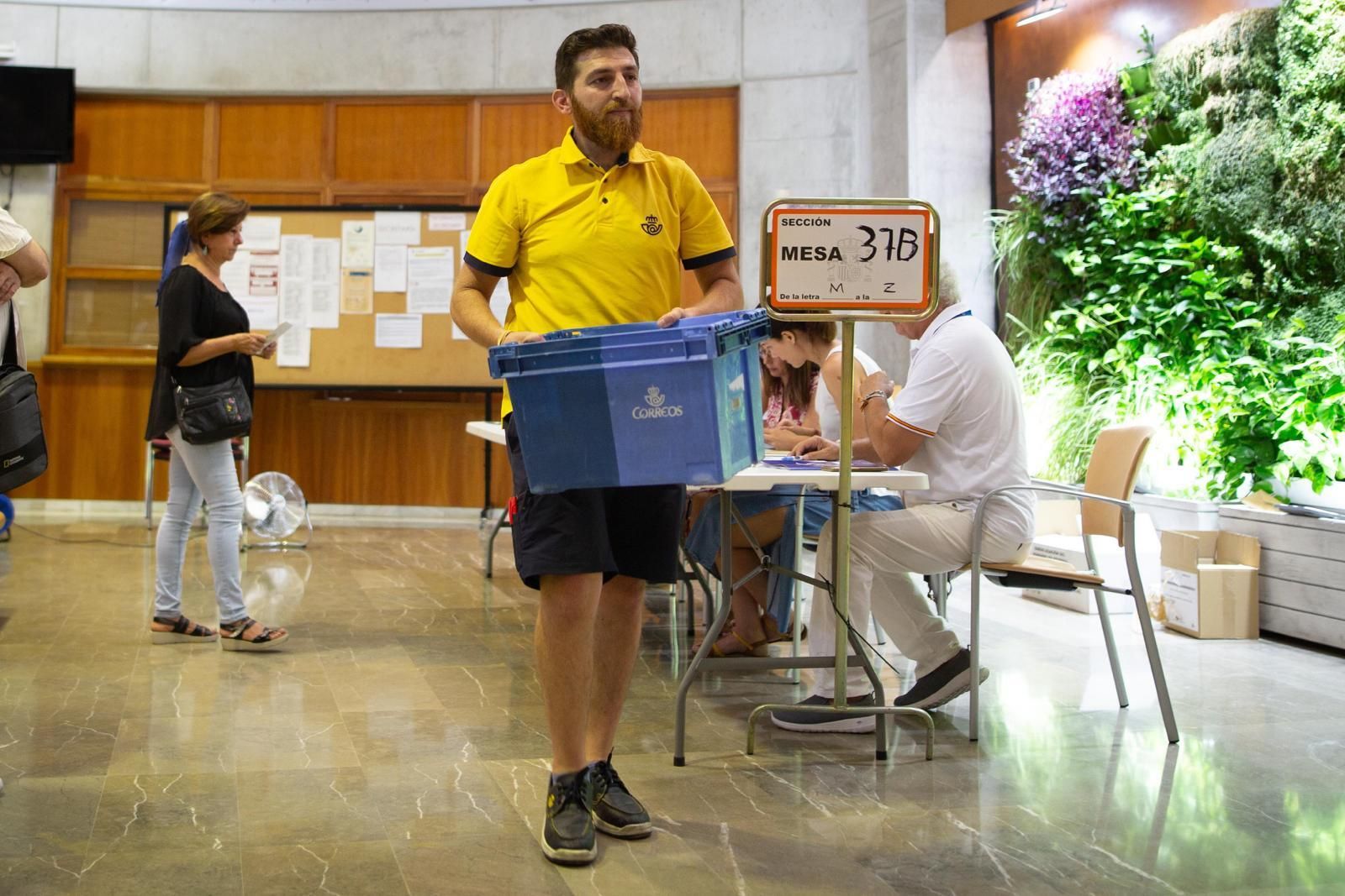 Fotos: Así están siendo las colas en los colegios electorales de Granada