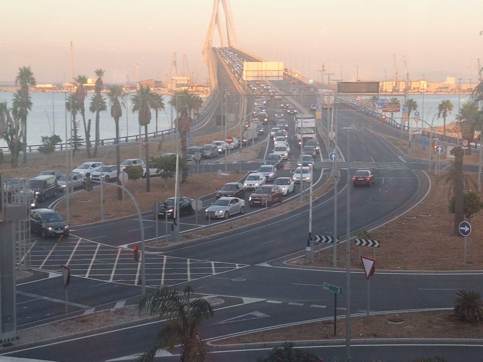 El tráfico colapsado por el carril de acceso a Cádiz por el Puente de la Pepa