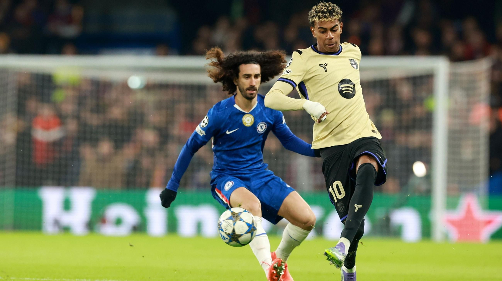 Lamine Yamal golpea el balón hacia atrás ante la presión de Cucurella.