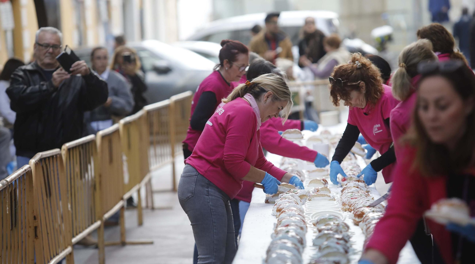 Fotos del roscón de Reyes solidario de Apymeal en Algeciras