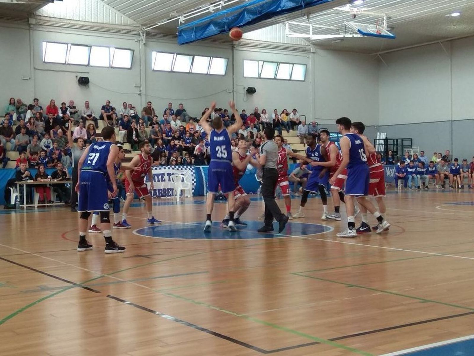 Un lance del partido en el Serrano Lima.